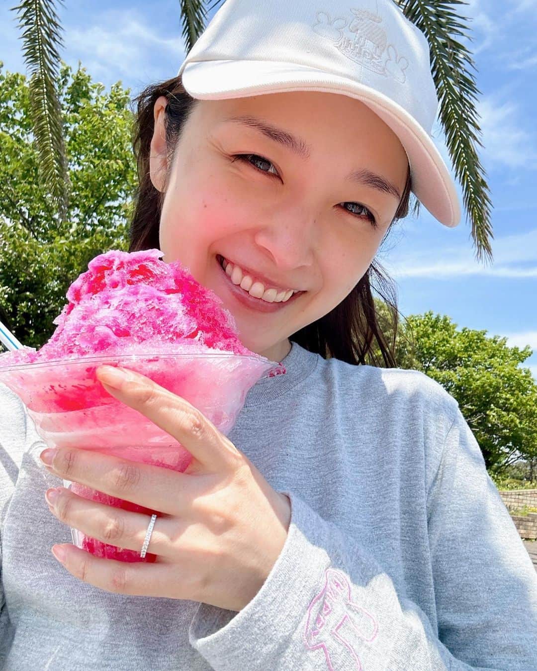石川梨華のインスタグラム：「横須賀LOVE❤️  ゴールデンウィークは私の地元、横須賀へ帰省しました！ 我が家のやんちゃボーイズも横須賀大好きです🩷  特にコースカが好きで (色々楽しめる総合施設) ゲーセンやガチャガチャ、フードコート、海が見えるし、公園もあるし、楽しい事がたくさんあるから 毎回行きたがるの😂 近場で楽しんでもらえる場所があって こちらも有り難いです🤲 二日に一回は行きましたw  他にもシーパラや、うみかぜ公園も行きましたよ‼️  私は毎日@moz_forest_labelさんとコラボさせてもらった商品の、キャップ、長袖Tシャツ、Tシャツを全色横須賀に持って行ったので、色んなコーディネートを楽しみました❗️  お天気も良かったので 日焼け対策でキャップは必須だったし👍  やんちゃボーイズとのお出かけは基本動きやすいカジュアルな服装になるので、これらのコラボ商品は幼児ママにはめちゃくちゃ良い！  てか、 私が欲しいモノを作らせてもらったんだったわ🤣✨w  生地もしっかりしてるから、洗濯しても全然よれないの！ そこも嬉しいポイント👌  とにかく、今年のゴールデンウィークは 沢山楽しい思い出ができました🩵  #リアル梨華 #二児の母 #年子 #やんちゃボーイズ #地元 #横須賀 #大好き」