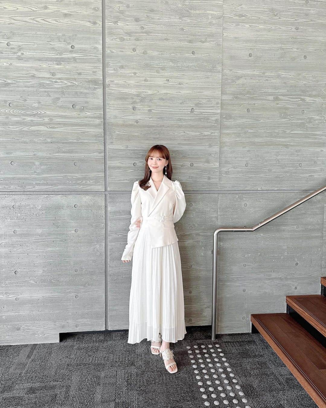 山根千佳のインスタグラム：「. . 先日の衣装🕊️ たまにはジャケットで カチッとした感じに🫠 アクセサリーも可愛かった💐  @sachiemon ちゃんありがとー♡♡  皆さんGWはどうでしたか🏃‍♂️？ また今日から頑張りましょうね〜😌🌿 . . #jacket #jacketstyle #dress  #royalparty #ロイヤルパーティー  #ジャケット #ジャケットコーデ  #ジャケットスタイル #ワンピース  #ワンピースコーデ #春服コーデ  #ゴールドアクセサリー #ピアス  #パールピアス #パールアクセサリー  #ゴールドピアス #サンダル #山根千佳  #ootd #outfit #fashion #randa」