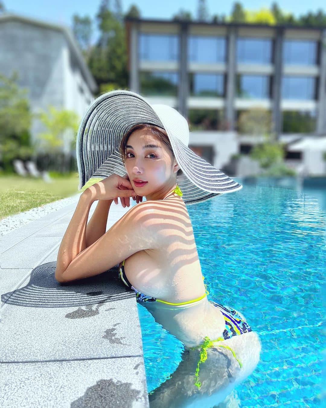 のインスタグラム：「Another me in Kyoto. How did you spend your holiday? I have been cooking chicken breast everyday. I could have a healthy life for a while🥰  GWはお家で引きこもってたので この前の京都での別ショット❤︎  みんなはお休み何して過ごしてた？ 私は鶏むね肉のマスター目指してクラシルやらyoutubeみてレシピ考えてました🙋 人間レベルが少しだけアップした気がします🫨✨  #myholiday #holiday #holidays #poolday #poolside #summervibes #summerlook #luxuryhotel #luxuryhotels #休みの日の過ごし方」
