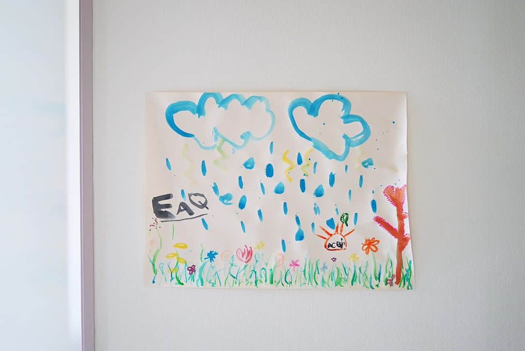 石井寛子さんのインスタグラム写真 - (石井寛子Instagram)「GW最終日。 雨の日の親子おえかき🎨  水彩絵の具で、みずみずしく仕上がりました。  筆の太さ、持ち方など使い分けて。 なぜかローマ字ばかり書く息子…🔤  #おえかき　#水彩画　#小1男児 #雨の日の過ごし方　#gw最終日 #こどもと暮らす　#二歳差育児　 #ママフォトグラファー　#ママカメラマン #ファインダー越しの私の世界 #写真すきな人と繋がりたい 　#sonya7iii #単焦点レンズ」5月8日 16時47分 - ishiihiroko