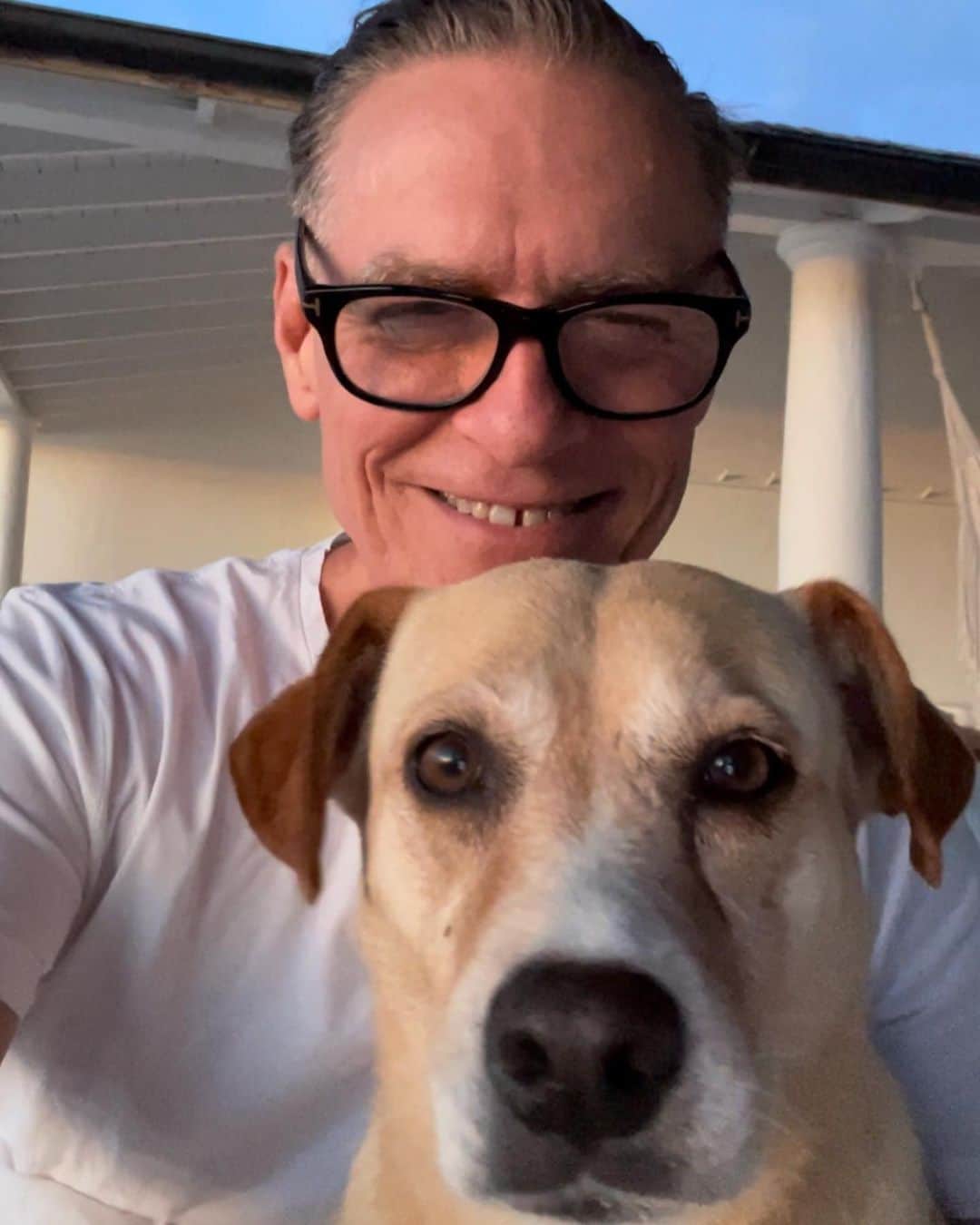 ブライアン・アダムスのインスタグラム：「This is me and my dog “Peaches”, she says woof. #peachesthepotcake」