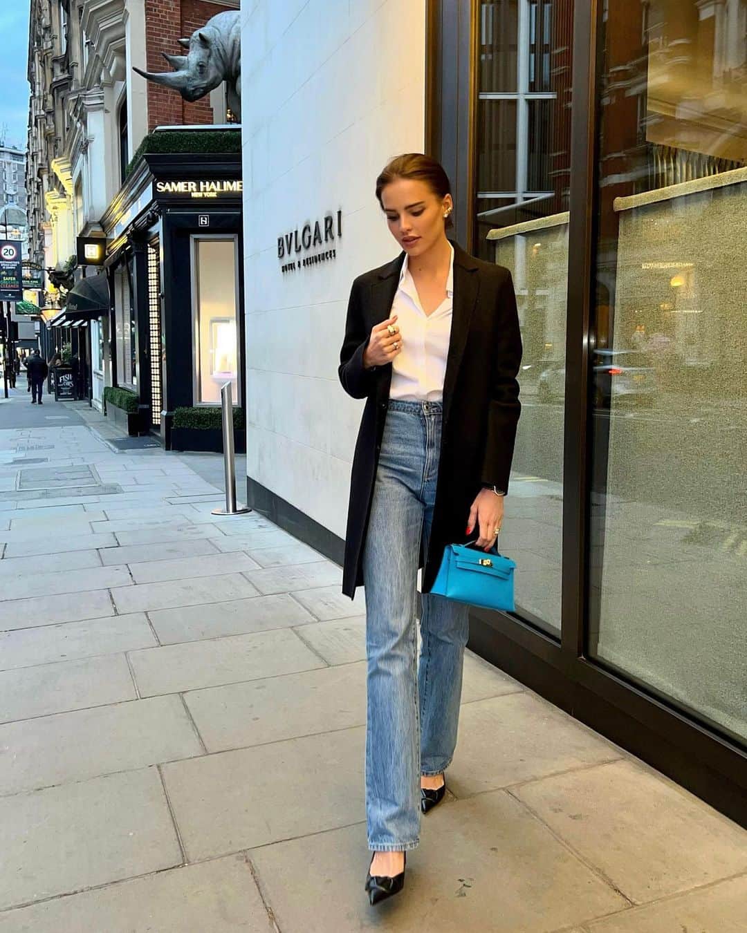 のインスタグラム：「Blue jeans/ white shirt」
