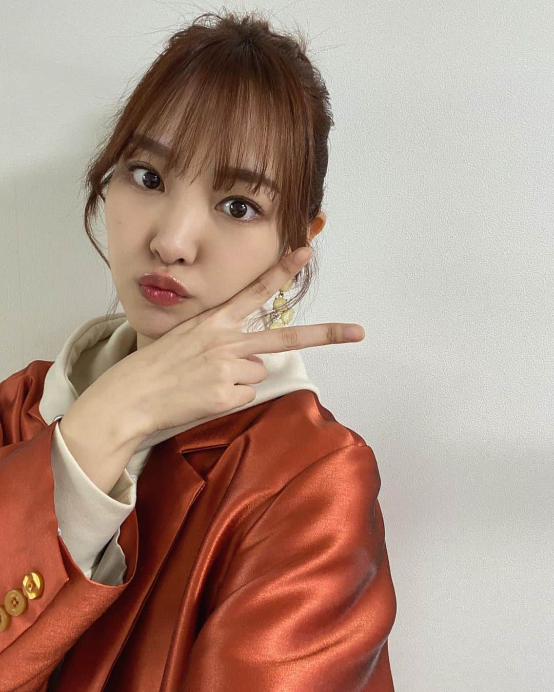 飯窪春菜さんのインスタグラム写真 - (飯窪春菜Instagram)「🧩  ミュージカル「浜村渚の計算ノート」 ビジュアルが公開されました！  今回はおだんごです〜❤️‍🔥 って言ってもセルフィーだとおだんご映らないですね🤣  モーニング娘。を卒業してから歌もダンスも約5年ぶり！ 緊張するけどせっかく頂いたミュージカルのお話。 楽しみたいと思います☺️🔥  公演は4都市まわります〜！ ・8月26日、27日 福岡　キャナルシティ劇場 ・9月1日〜3日 大阪　森ノ宮ピロティーホール ・9月9日、10日 名古屋　ウィンクあいち ・9月14日〜18日 東京　サンシャイン劇場  福岡も名古屋もとっても久しぶり！ お時間ある方、ぜひお待ちしています☺️💨  #浜村渚の計算ノート #渚ミュ」5月8日 17時05分 - harunaiikubo_official