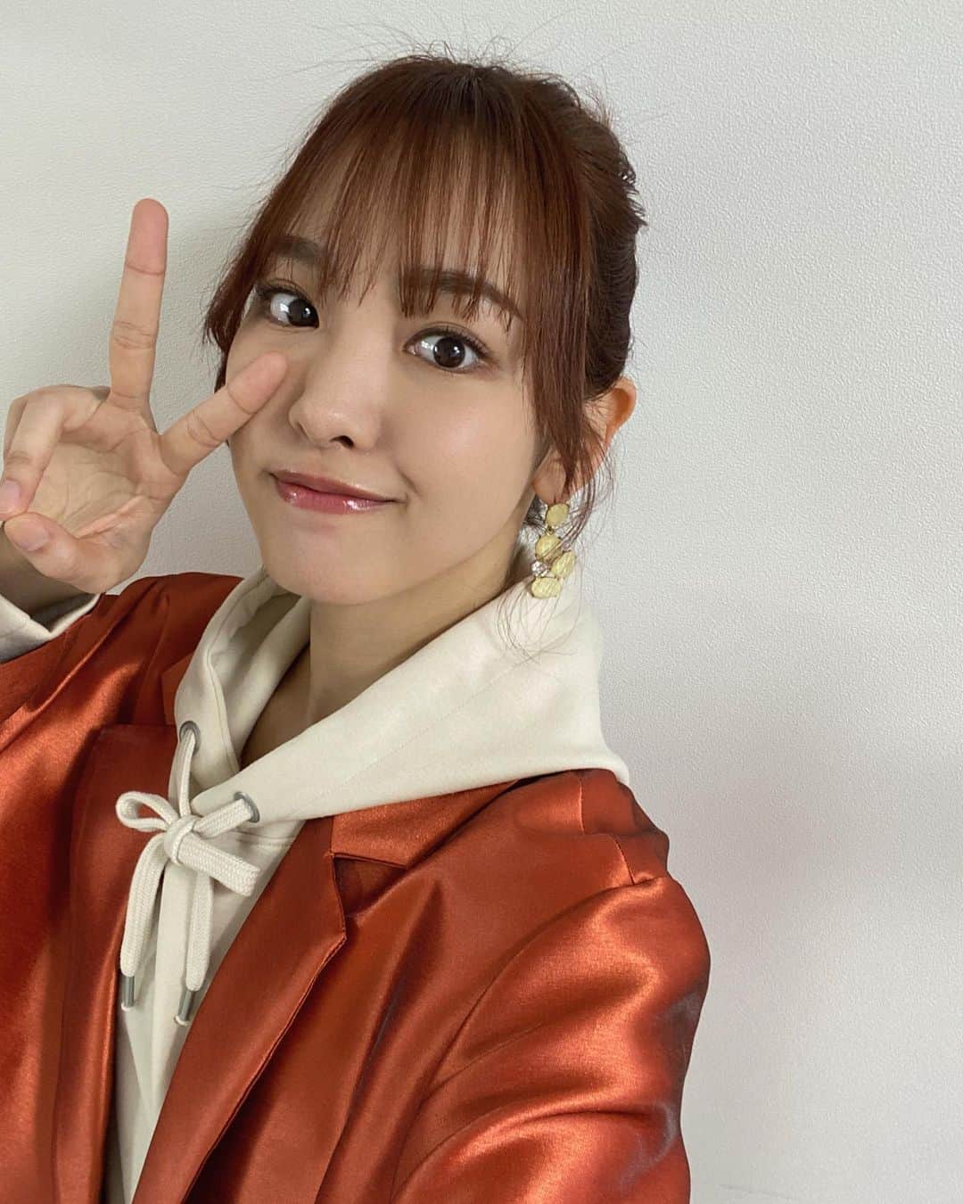 飯窪春菜のインスタグラム：「🧩  ミュージカル「浜村渚の計算ノート」 ビジュアルが公開されました！  今回はおだんごです〜❤️‍🔥 って言ってもセルフィーだとおだんご映らないですね🤣  モーニング娘。を卒業してから歌もダンスも約5年ぶり！ 緊張するけどせっかく頂いたミュージカルのお話。 楽しみたいと思います☺️🔥  公演は4都市まわります〜！ ・8月26日、27日 福岡　キャナルシティ劇場 ・9月1日〜3日 大阪　森ノ宮ピロティーホール ・9月9日、10日 名古屋　ウィンクあいち ・9月14日〜18日 東京　サンシャイン劇場  福岡も名古屋もとっても久しぶり！ お時間ある方、ぜひお待ちしています☺️💨  #浜村渚の計算ノート #渚ミュ」