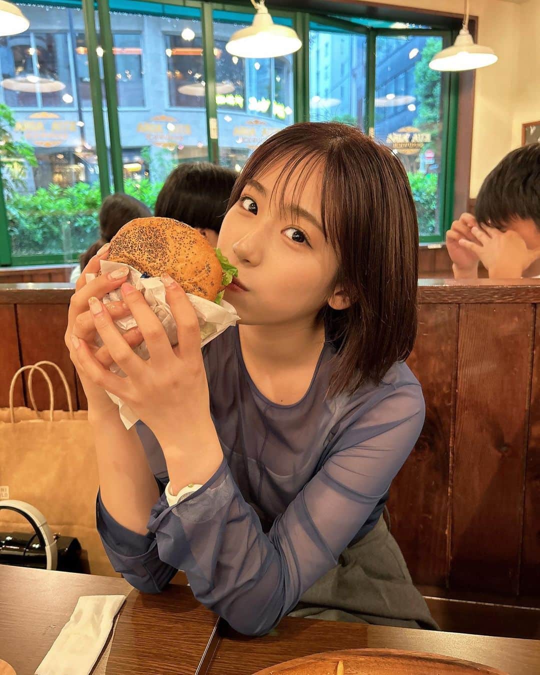 砂月凜々香のインスタグラム：「🍔 UNIQLOのトップスとインナー大優勝やがこの日は、とても寒かった」