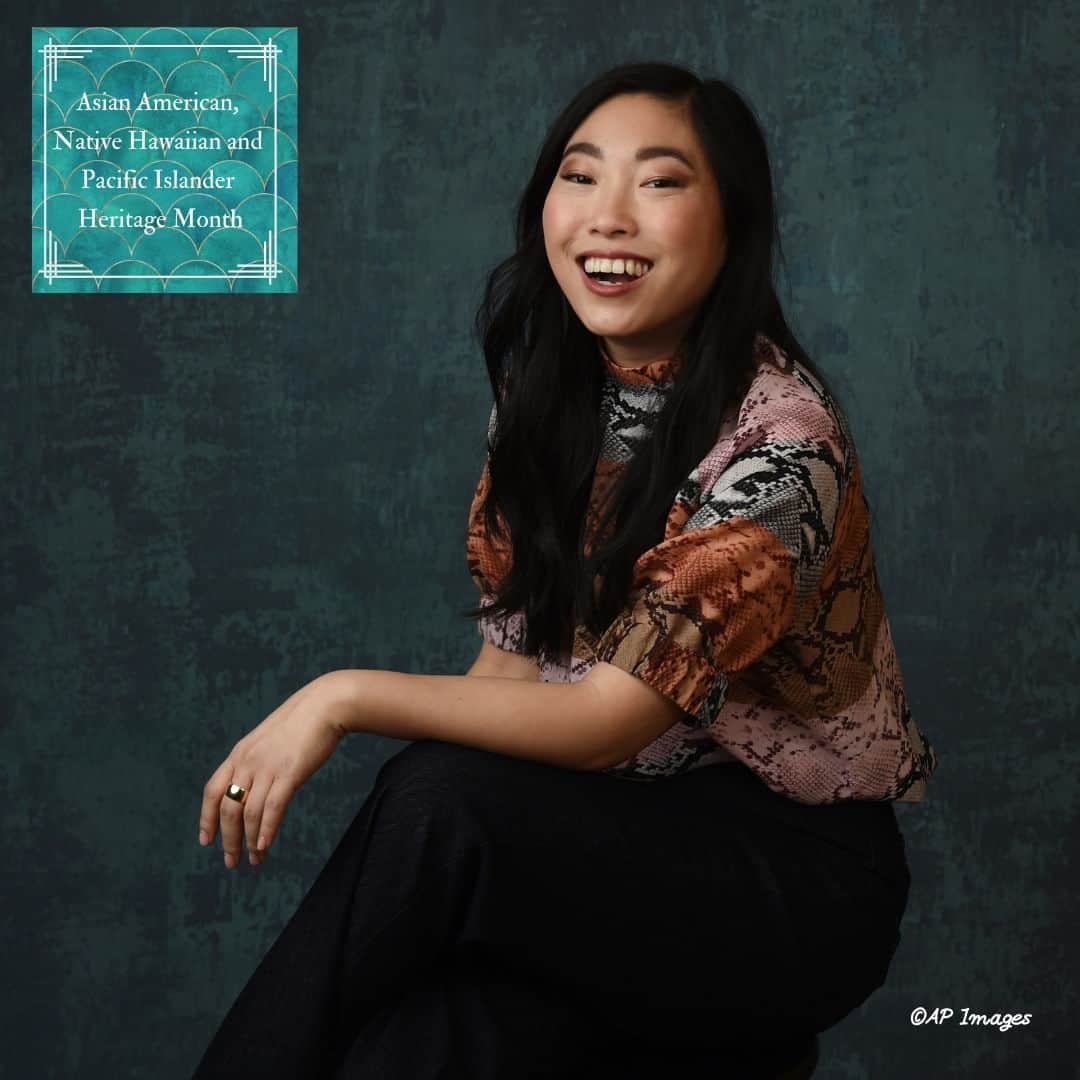 のインスタグラム：「Awkwafina（オークワフィナ）は、俳優、コメディアン、ラッパーです。父親が中国系アメリカ人で母親が韓国系米国人である彼女は、次世代を代表するアジア系米国人です。2018年に映画『クレイジー・リッチ！』でブレイクし、自身の出身地であるNYクイーンズをテーマにしたコメディドラマ『ノーラ・フロム・クイーンズ』の主演を務めています。  #AANHPIHeritageMonth, #AANHPIHM, #AANHPI, #AAPI」