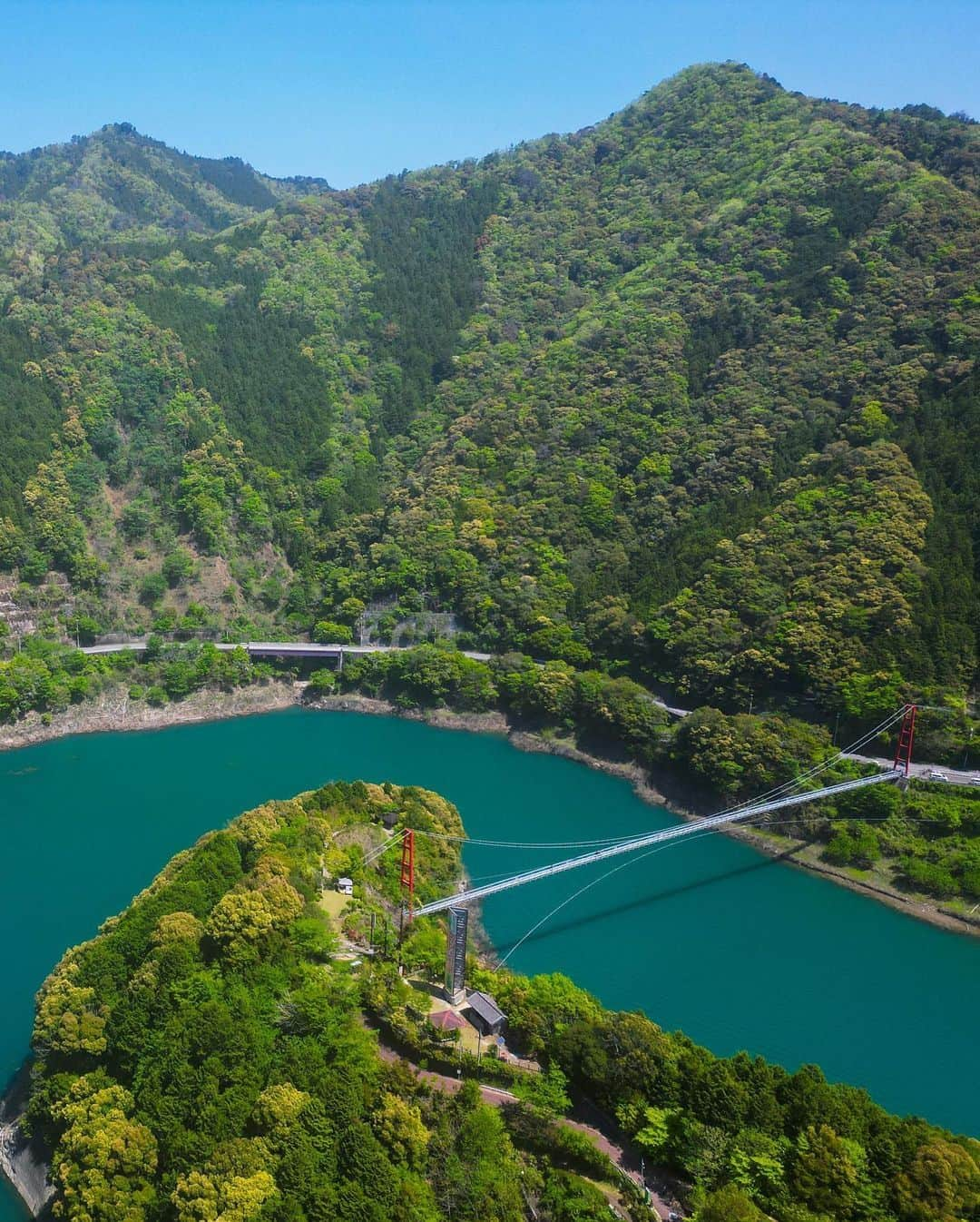 和みわかやまさんのインスタグラム写真 - (和みわかやまInstagram)「. 和歌山県の中ほど、ダム湖に架かる椿山レイクブリッジを渡った先に、グリーンパーク椿山が整備されています🎈付近には山びこスポットもあるので、是非トライしてみてください😎  📷：@banco0416 📍：有田・日高エリア 日高川町  和歌山の写真に #nagomi_wakayama のハッシュタグをつけて投稿いただくと、その中から素敵な写真をリポストします😉 . . . #和歌山 #和歌山観光 #和歌山旅行 #わかやま #和みわかやま #wakayama #wakayamajapan #wakayamatrip #wakayamatravel #nagomi_wakayama #wakayamagram #椿山レイクブリッジ #ヤッホーポイント #椿山ダム #ダム湖 #グリーンパーク椿山 #deepnature #lakebridge #lake #forests #旅行 #国内旅行 #旅行好きな人と繋がりたい #観光 #travel #trip #travelgram #japan #travelphotography」5月8日 17時00分 - nagomi_wakayama_tourism