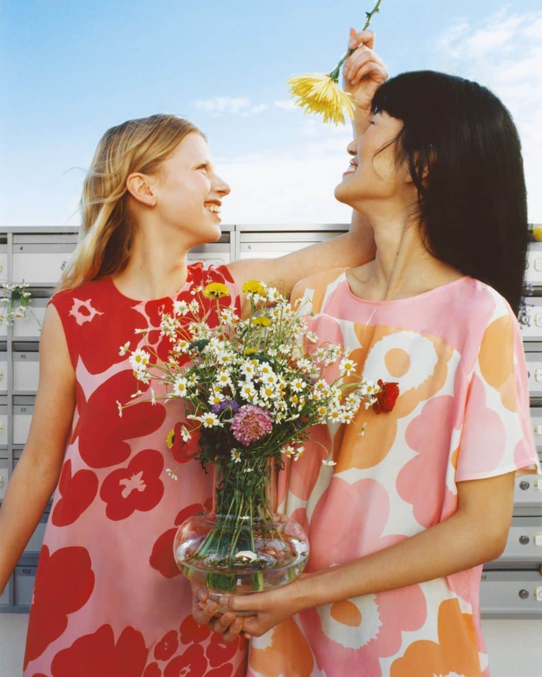 マリメッコのインスタグラム：「Ever find yourself stumped for a thoughtful gift idea? The hunt is over. We’ve curated the ultimate gift guide with timeless design pieces for every budget. Explore the guide at marimekko.com or tap the link in bio.  #marimekko #SS23 #giftguide」