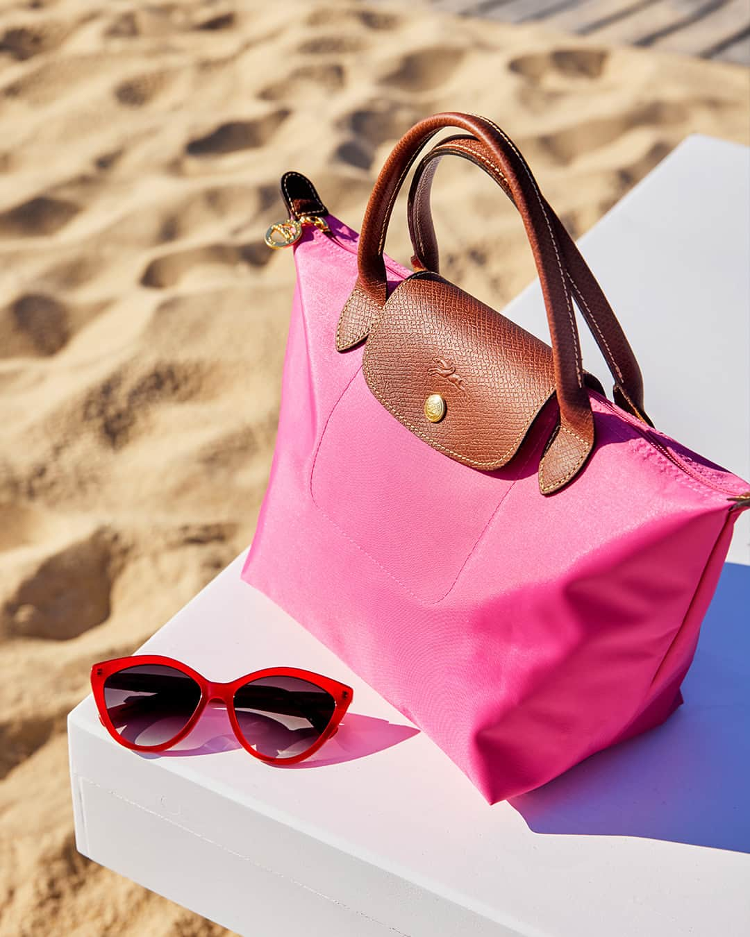 Longchampさんのインスタグラム写真 - (LongchampInstagram)「Longchamp's new eyewear collection has landed, so pick a pair of shades and pack your Le Pliage Original bag with your summer gear – it's beach time! _________________________________________  La nouvelle collection de lunettes de soleil Longchamp est arrivée. Choisissez votre paire préférée, n'oubliez pas votre sac Le Pliage Original, et direction la plage !  #LongchampLePliage #LongchampSS23 • • • #Fashion #FashionLover #France #Longchamp #Fashionable #longchamp #design #iconic #fashion #frenchbrand #beach #summer #landscape #colorful #lepliage #aesthetic #summer #glamping #nomadic #awaken #timeless #getaways #travel #nature #multicolored #holidays」5月8日 17時01分 - longchamp