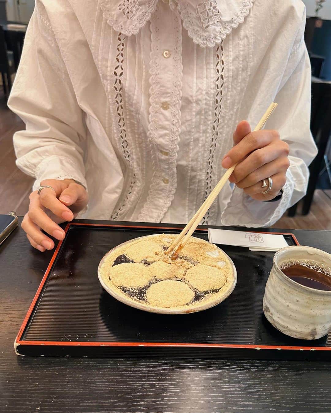 ちょびさんのインスタグラム写真 - (ちょびInstagram)「少し前に鎌倉に行った日の🤍 鎌倉は本当だいすきで何度でも行きたくなるんだよなぁ🍵🫶🏻 この日は去年からずっとお気に入りの @kuga_handmade さんのピスタチオカラーのワンピースを着て🤍 釜飯かまかまも美味しかったし、八十小路のかき氷もわらび餅も並んで買ったカレーパンもおいしすぎた🥄🍛 八十小路のおしぼり、カラーも色々あって素敵すぎた🕊  #鎌倉#鎌倉グルメ#鎌倉カフェ#鎌倉観光#鎌倉ランチ#鎌倉食べ歩き#fashion#ootd#ワンピース#ワンピースコーデ#お気に入り#お出かけ」5月8日 17時14分 - kaoriririn15