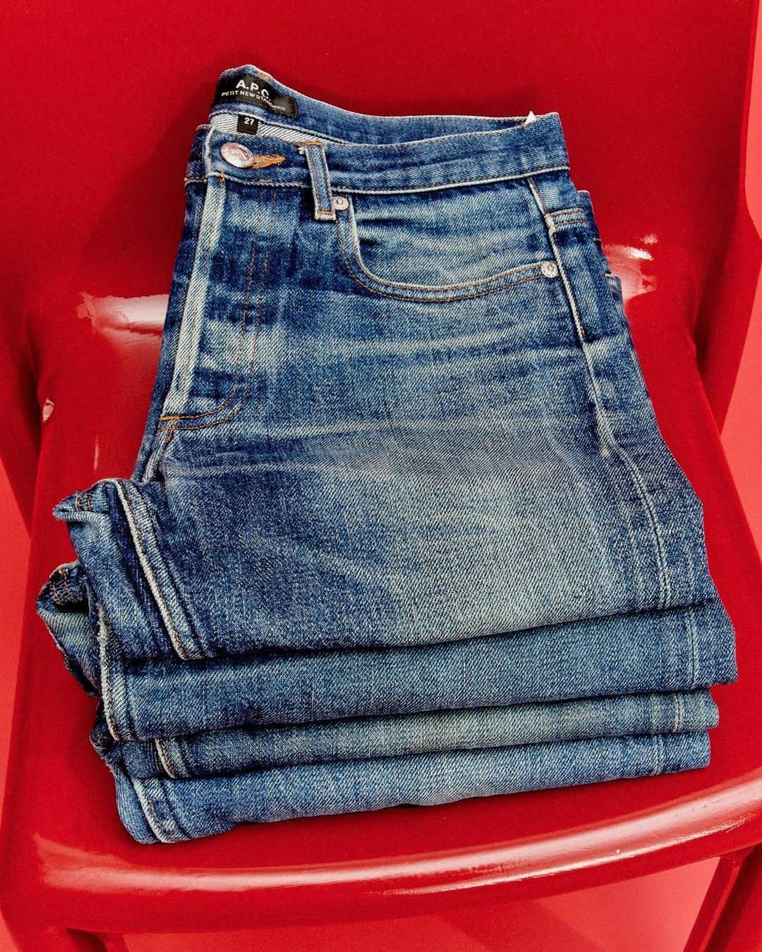 アーペーセーのインスタグラム：「Starting tomorrow and until the 16th of May more than 100 A.P.C. butler jeans for women and men will be available in the Rue Madame store in Paris in a wide range of cuts and sizes.  Since 2008, our Butler program has allowed A.P.C. customers around the world to bring their used jeans back to the store and get a new pair for half the price. The used jeans are signed by their former owner, washed and mended if necessary before they start their second life on the sales floor as butler jeans. Thanks to their natural patina, every pair is unique.   See you there.   38 rue Madame 75006 Paris   Monday to Saturday 11AM - 7.30PM Sunday 1-7PM   Link in bio for all the Butler program info.  #APCParis #APCDenim」