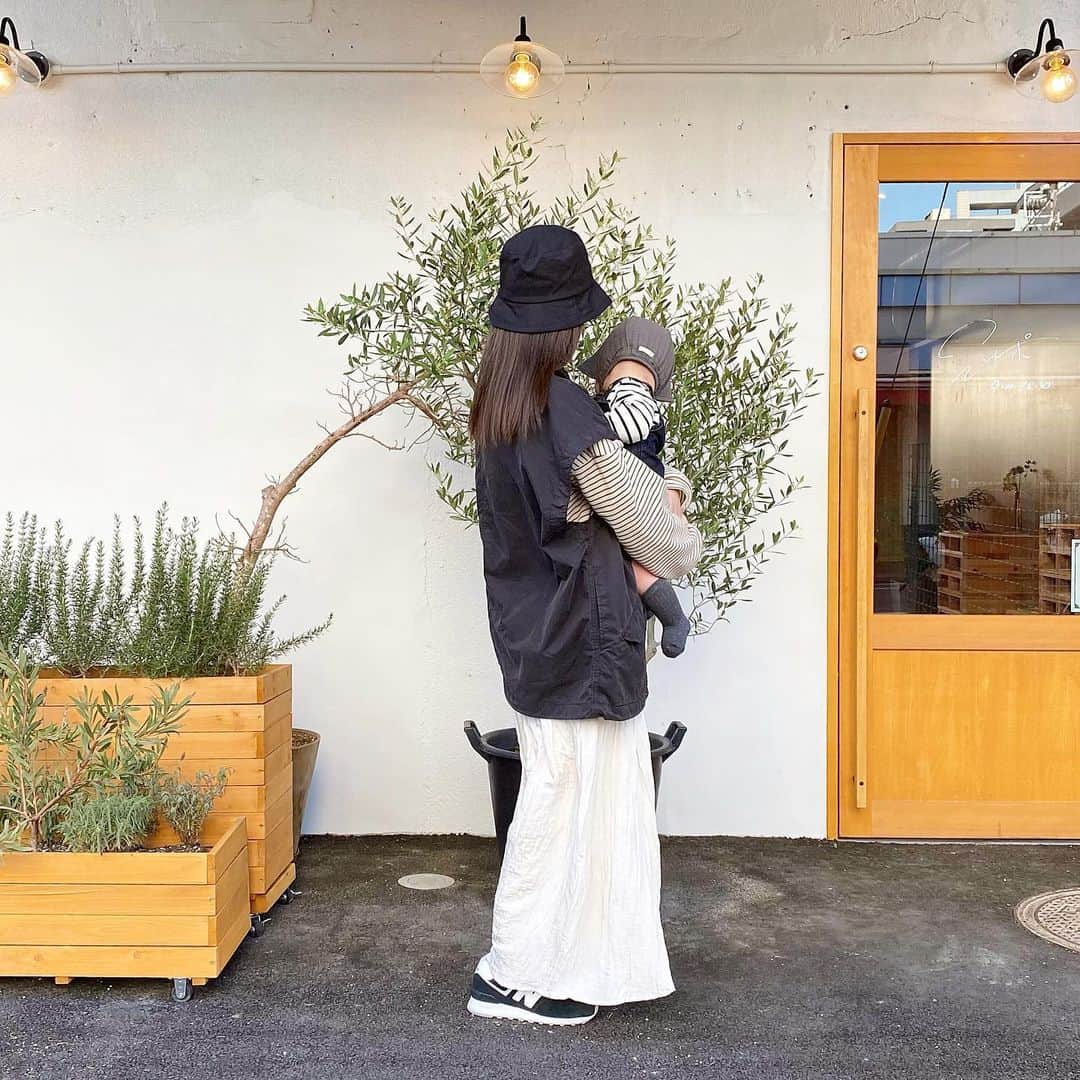 haruのインスタグラム：「ㅤㅤㅤㅤㅤㅤㅤㅤㅤㅤㅤㅤㅤ ㅤㅤㅤㅤㅤㅤㅤㅤㅤㅤㅤㅤㅤ ㅤㅤㅤㅤㅤㅤㅤㅤㅤㅤㅤㅤㅤ この前ちょこちゃん親子とカフェ行った時の☺️💕  いつもシミラーにするんだけど、 濃いデニムのサロペなかったので ボーダー と 色味が合うようにした🤭🤍  トップスは楽天で2枚で ¥2,998 と 激安すぎたしかわいいしおすすめです🥹💓 ㅤㅤㅤㅤㅤㅤㅤㅤㅤㅤㅤㅤㅤ ┈┈┈┈┈┈┈┈┈┈┈┈┈┈┈┈┈┈┈┈  👩🏻 tops : #darkangel skirt : #discoat outer : #lowrysfarm shoes : #newbalance  👶🏻 tops : #バースデイ overalls : #monbebe bonnet : #monbebe socks : #西松屋 ㅤㅤㅤㅤㅤㅤㅤㅤㅤㅤㅤㅤㅤ ┈┈┈┈┈┈┈┈┈┈┈┈┈┈┈┈┈┈┈┈  最後ピース✌🏻してるみたい🤣 はみオムしてた🤍笑  ここのカフェ子連れでもめっちゃ居心地よかったので また別で載せます☺️🫶🏻  この日も本当楽しかった〜🧸♡ ㅤㅤㅤㅤㅤㅤㅤㅤㅤㅤㅤㅤㅤ #低身長コーデ#プチプラコーデ#モノトーンコーデ#親子コーデ」