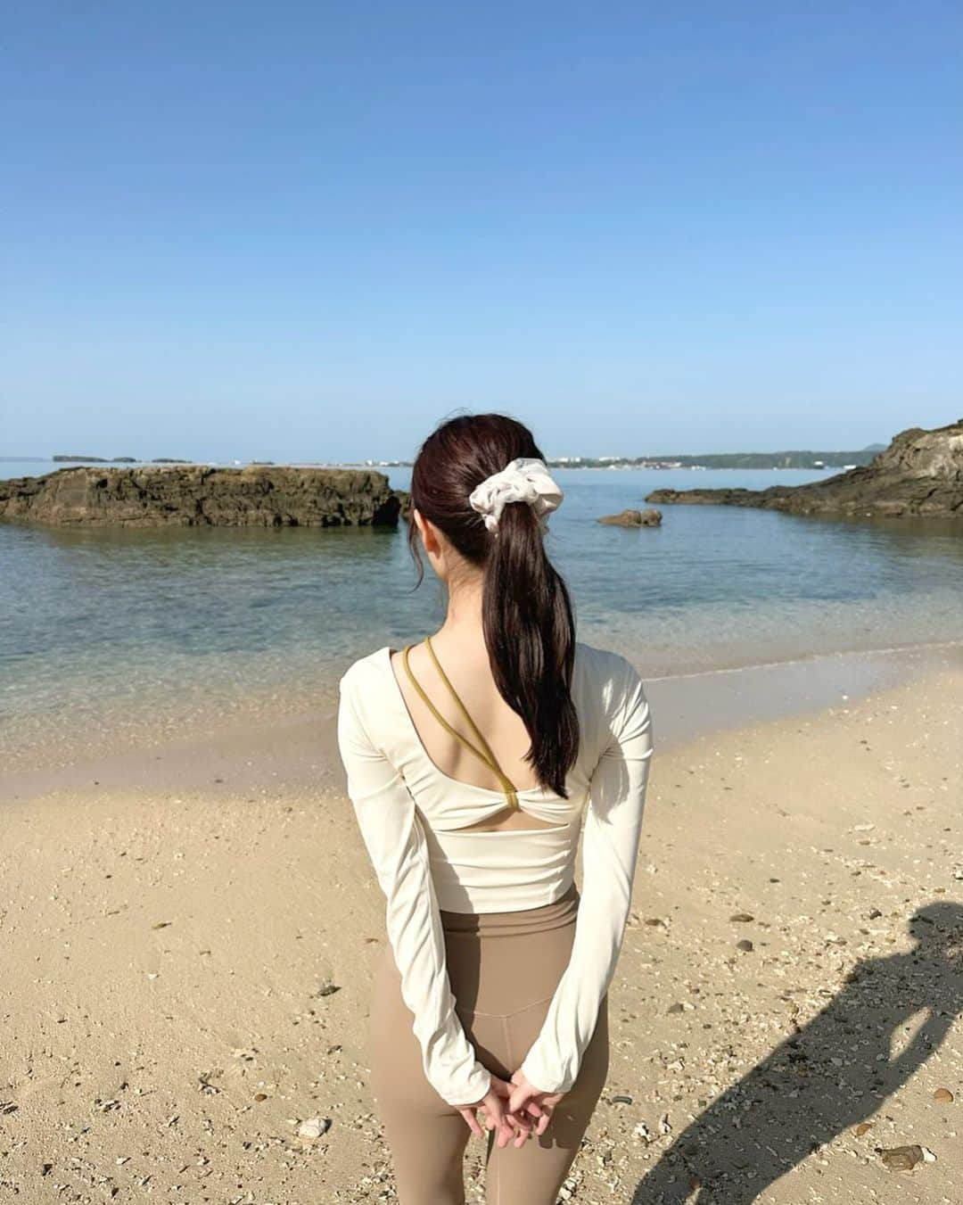 江嶋綾恵梨さんのインスタグラム写真 - (江嶋綾恵梨Instagram)「ヨガを始めて約3年🧘🏻 ⁡ 初めてヨガをした後の身体の軽さと気持ちの穏やかさに 感動したことを、今でも鮮明に覚えています☺︎ ⁡ 筋トレ、ジム、ピラティス… 今まで色んなことを試してきました。 それぞれに良さがあって好きなところもあったけど 自分の体質も相まって、仕事終わりの疲れた身体に 追い打ちをかけるように疲れをプラスしてしまって 本末転倒になっていた時期も🫠笑  自分を鼓舞することが必要なタイミングもあるけど 奮い立たせることの比率が多くなりすぎて 励ましたり癒してあげる時間との バランスが取れなくなると 身体に様々な問題が現れやすくなるのかなと。 ⁡ どこか疲れを溜め込みやすい自分の身体と 精神的なゆらぎを、ヨガに救ってもらいました。 ここ最近は、体調を酷く崩すこともなくなり 健やかであることの大切に改めて気付かされます🫧 ⁡ 忙しい日々が続いても しっかり脳をリセットする時間を ヨガの中で作ることができているので 睡眠の質も上がって、精神的なゆらぎも前よりは 上手く付き合えるように💐 ⁡ @hurmth_air のレッスンでは 私が、ヨガと向き合った3年間と 資格取得の際に学んだことの中から “癒し”や“力を抜くこと”にフォーカスを当てて レッスン内容やお声がけを考えています☺︎ ⁡ 今、新しくメンタルケアカウンセラーの資格取得のために 勉強をしているのですが、その中で得た知識も 私が伝えたい“癒えるヨガ”に組み込んでいきたいなと🌷 ⁡ ヨガは、ポーズや流れはもちろん大切ですが 私は声色やインストラクションを1番大切にしています。 ⁡ 先生の言葉ひとつで心身の疲れがほぐされて 癒されていく感覚を昔、大好きな先生のクラスを 受けているときに感じて 私もそんな先生を目指したいと思いました☺︎ ⁡ 何においても、声色や言葉の選択は重要です。 これからもヨガと共に生きながら、感じたことを 皆さんにシェアしていきたいと思います🙇🏻‍♂️🫶🏻 ⁡ 久しぶりに長文の投稿でした。☺︎ 今月もヨガでお身体を癒してあげましょう🎁 ⁡ #癒えるヨガ #hurmth #ヨガ #ヨガレッスン #東京ヨガ #淡色ヨガスタジオ #淡色女子 #大手町 #神田  #ヨガインストラクター #ヨガ #yoga #ヨガ哲学」5月8日 22時40分 - aeringoooo