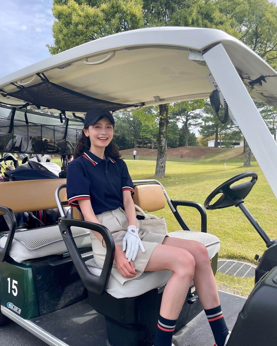 酒井結加のインスタグラム：「golf⛳️  JW ANDERSON✖️UNIQLO👕  靴下も @uniqlo_jp  @uniqlo_with   #UNIQLO#uniqloコーデ#ユニクロ#ユニクロコーデ#ユニクロコラボ#ユニクロゴルフ#ユニクロゴルフコーデ#ユニクロゴルフ女子#ゴルフウエア#ゴルフウエアレディース」