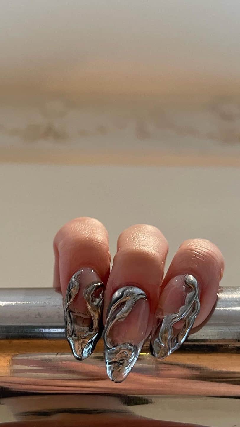 安田直美のインスタグラム：「Liquid metal 💅🏽💅🏽💅🏽」