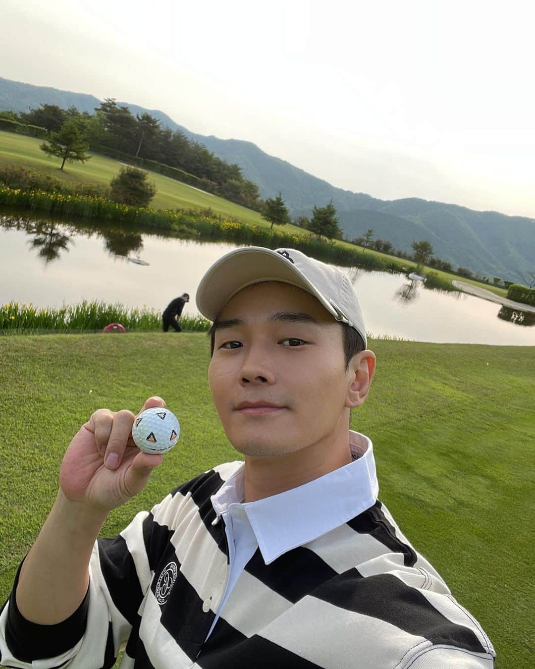 オン・ジュワンさんのインスタグラム写真 - (オン・ジュワンInstagram)「인생 두번째 #홀인원 2023 hole in one⛳️ 작년에도 9번 아이언이였는데 또 9번 아이언. 어버이날 아버지 단체 모임에서 해버린.. 28명 단체..😅 홀인원의 행운~⚡️많은 분들이 가져가서 남은  2023년 건강하고 대박나길🙏  #어버이날#골프#홀인원#뉴스프링빌2cc」5月8日 22時43分 - onjuwan1211