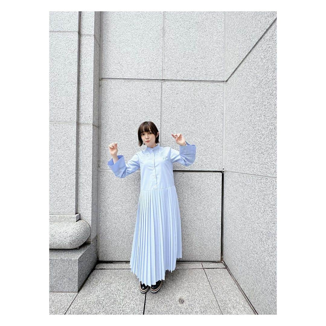 佐藤聡美さんのインスタグラム写真 - (佐藤聡美Instagram)「* * * *  皆さん、こんばんは。  佐藤聡美さん じゅうななさいです♡♡  * * *  いつも支えてくれる大好きな家族や友人 お仕事でお世話になっている方々 そしてファンの皆様への感謝の思いを馳せるのが 私のお誕生日恒例の過ごし方になりました。  皆様、いつもありがとうございます。  * * * *  さて。 お誕生日当日の今日は 家族と美味しいランチをいただいて お洒落な写真を撮ってもらい（突然写真の才能ぶつけてくるの 本当こわいんやが（ほめてる） 夜は、子どもが おもちゃの音楽が流れる絵本で ハッピーバースデーをかけてくれました。  * *  毎年聞いているはずなのに 世の中には、こんなに胸が躍る 「ハッピーバースデー」があるのかと震えます。  ひえー！しあわせ。  蝋燭の火を消してから、子どもが「ななー！」とお喋りし （最近、どうやら少しずつ色や数字を理解しているようです。 すごい。やばいな。天才だな。） 旦那さんから、蝋燭は７本にしておいたから！と ドヤドヤしい笑顔で教えられたので  「そうだね。お母さん じゅうななさいだもんね🩷」  とお答えしておきました。どや。  * * * *  ７っていいですね☺️  なんだか、ここ数年「7」に縁があるように感じます。  不思議だな。でも、嬉しい。  歳を重ねることに、焦燥感を感じなくなり 周りへの感謝が増し増しになっていることに 気付いて、にんまり。ふふふ。  マイペースな私がのびのびやれるのは 本当に皆様のおかげでございます。  いつもいつもありがとう！  * * * *  今年も、なにかしらのイベントや配信番組で 会えたらいいなと思いますし、そんな日が待ち遠しいです。  また会う日まで、健康で元気でいてくださいね。  これからもずっと、わたしと仲良しでいてくださいね🌷  * * * *  #お誕生日  #お誕生日ケーキ  #happybirthday  #いつもありがとう #最後の写真 #ポーズとりきれてない のが #私っぽい #🥹 #佐藤聡美 さん じゅうななさい #🎂 #🩷」5月8日 22時43分 - sugar_me58