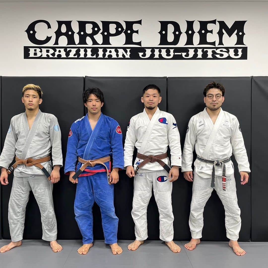 岩﨑正寛のインスタグラム：「コタローくんに茶帯をあげた。 @kotarocdbjj  一応みんな紫帯のJBJJFの全日本王者になってあげてきている。 芦屋始めてみんな最初は何者でもない青帯だった。 それが段々一人前になっていくのを見ているのはとても良い時間だと思う。 全員いつか黒の全日本王者かそれ以上になったら言う事無しだ。」
