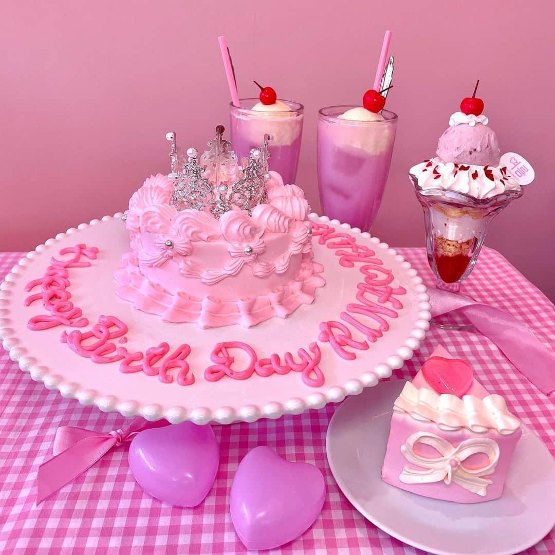 桜井莉菜さんのインスタグラム写真 - (桜井莉菜Instagram)「この間、原宿のお気に入りのお店💖yolumでかなちゃんとお互いのお祝いしましたん💕 お誕生日旅行が３月に行っちゃったからあんまりお誕生日感無くて、２人でやり直した感じ🤣💖 ここのケーキが本当に本当に可愛過ぎてずっと気になってたのー🥹💕 前行った時はカフェだけで入ったけど、今回はオーダーケーキをお願いしてみました🎂💕 ティアラケーキ激カワ💖👑💖 ここ、ブラックのケーキとかもあってマジで可愛過ぎるの🫣❣️ セミオーダー、フルオーダーもあってお友達や推しのお誕生日にめちゃめちゃオススメ過ぎる🫢💖 ケーキの種類が豊富過ぎてずっと見てられる🫣✨ ↓❤️↓❤️↓❤️↓❤️↓ 【 @yolumlovesyou 】 近々お誕生日やお祝いがある方は是非チェックしてみてね💖💖💖💖💖  #誕生日#ケーキ#オーダーケーキ」5月8日 17時15分 - rina__sakurai