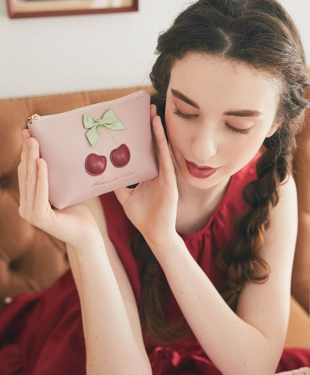 maisondefleur_pressさんのインスタグラム写真 - (maisondefleur_pressInstagram)「. Maison de FLEUR Cherry Collection  オリジナルのさくらんぼ柄シリーズが登場🍒  公式通販ストライプクラブ、ZOZOTOWNで 5/11(thu)20:00から、全国ショップでは 5/12(fri)から販売開始です💐  オリジナルのさくらんぼ柄のトートバッグやポーチ、 ぷっくりとしたさくらんぼモチーフの ポーチとパスケースも♪ Maison de FLEURらしく葉っぱが リボンになっているのもポイントです◎  ＜商品詳細＞ ◆チェリーフリルハンドルトート ￥5,800 ◆チェリーリボンポーチ ￥4,400 ◆チェリーミニポーチ ￥3,950 ◆チェリーリール付きパースケース ￥4,700 →全てPinkのみ  ※全て税込み価格表記です。  #maisondefleur#メゾンドフルール#フルール #フルール女子#バッグ#バッグの中身 #トートバッグ#ICカード#カードケース #ポーチ#バッグの中身#ポーチの中身 #ポシェット#リュック#リュックの中身 #おでかけ#デートコーデ#おでかけコーデ #通勤コーデ#通学コーデ#ギフト #プレゼント#バッグの中身#giftforher #kawaiibag #cutebags #pinkbags  strie-intl」5月8日 17時17分 - maisondefleur_press