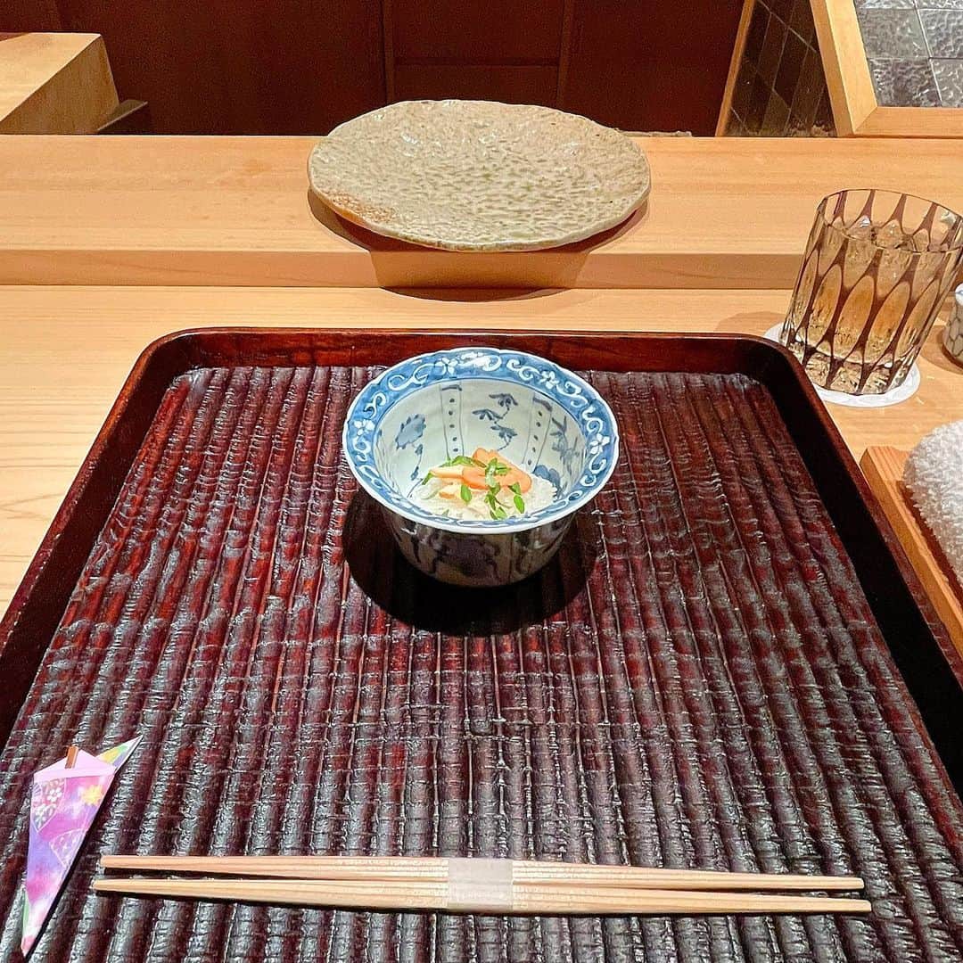 百合華さんのインスタグラム写真 - (百合華Instagram)「大阪北新地にあるミシュラン二つ星で予約困難な天ぷらの名店『ぬま田』にてランチタイム②💕  日本最高峰の天ぷらランチコース後半でも極上の食材達が大将の拘りを感じる薄い衣に身を纏って目の前に御登場✨✨✨  #美味しい天ぷらをカウンター席で  瑞々しさを感じられる天ぷら達の殆どはお塩がお薦めとの事でしたので、とっても美味しい天つゆ＆大根おろしはお食事の合間にそのまま頂いちゃいました😋  #美味し過ぎておかわりしまくり   選べる〆は天むすと大将お薦めのTKGに即決🥚✨🦐  洗練された空間で絶妙なる職人技に感動しながら至高の天ぷらを思う存分堪能する事が出来ました💖  #大将の愛情感じるお料理   #丁寧なおもてなしありがとうございます   #japan #日本 #osaka  #大阪 #北新地 #予約困難店 #michelin2stars  #ミシュラン二つ星  #天ぷらぬま田 #ぬま田 #贅沢空間 #日本最高峰 #究極の天ぷら #美味しい天ぷら #極上食材のコース  #天ぷらランチコース  #大将の拘りを感じます  #瑞々しさに生命力を感じる  #ジューシー感が溢れる  #洗練されたお料理  #凛とした美しさ  #美しい天ぷら #大将が男前  #美食 #美食家」5月8日 17時19分 - yurika.lovelily