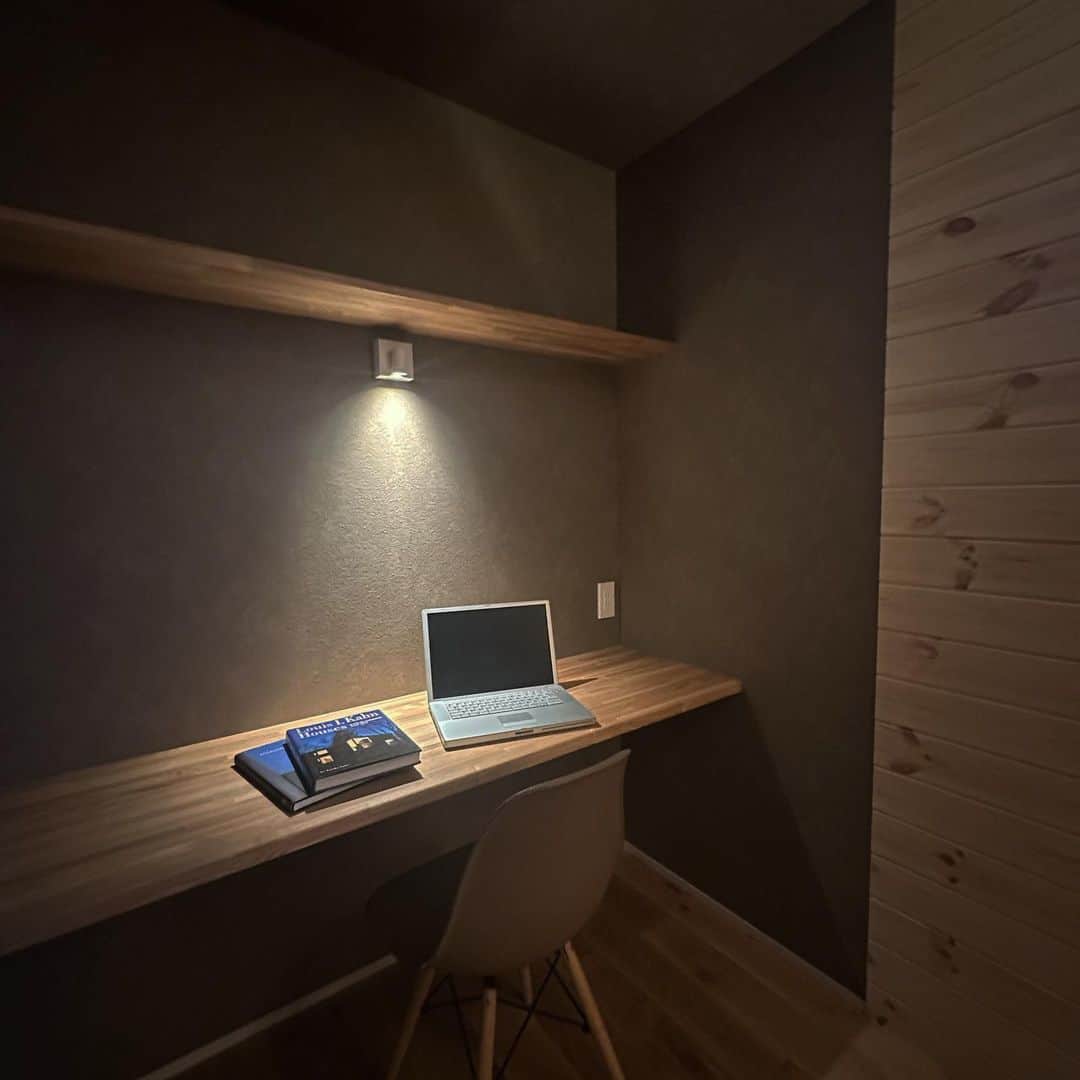 YAMATOの家さんのインスタグラム写真 - (YAMATOの家Instagram)「⁡寝室の一角にある書斎コーナー。  寝室にちょっとしたワークスペースを作ることで、書斎としての役割も担え、お仕事をしたり趣味の時間を楽しむことが出来ます。  ⁡ ⁡ ⁡ MADE IN YAMATO ⁡ ⁡ ⁡ #YAMATO #YAMATOの家 #大和建設 #設計事務所  #家 #新築 #住宅 #自宅 #マイホーム #注文住宅 #インテリア #設計 #デザイン  #かっこいい家 #おしゃれな家 #こだわりの家 #施行事例 #web内覧会 #web見学会  #寝室 #書斎 #書斎スペース  #architecture  #house #housedesign #japanesehouse #design #interior#interiordesign」5月8日 17時19分 - yamato_house