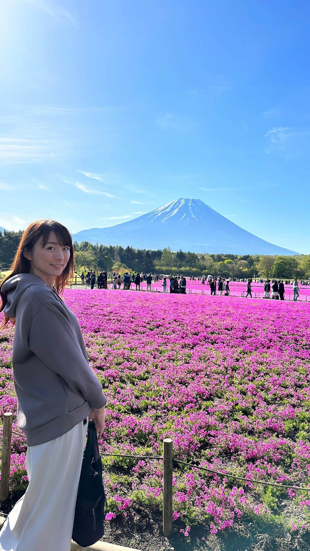 今井美穂のインスタグラム：「静岡〜山梨旅してきました☺️  近くで富士山観れたの初めてで感動🥹✨ 浜名湖もめちゃくちゃ雄大でした😳✨  ゆっくり観光地巡れて とっても楽しかったです💓  動画最後の伊豆ぐらんぱる公園のイルミネーションと子どもが喜ぶアトラクションの数々には更に驚き😆🙌  GWたっぷり遊んで 今日からまたお仕事頑張ります✊🔥  #旅 #富士しばさくらまつり  #浜名湖 #浜松餃子 #伊豆ぐらんぱる公園」