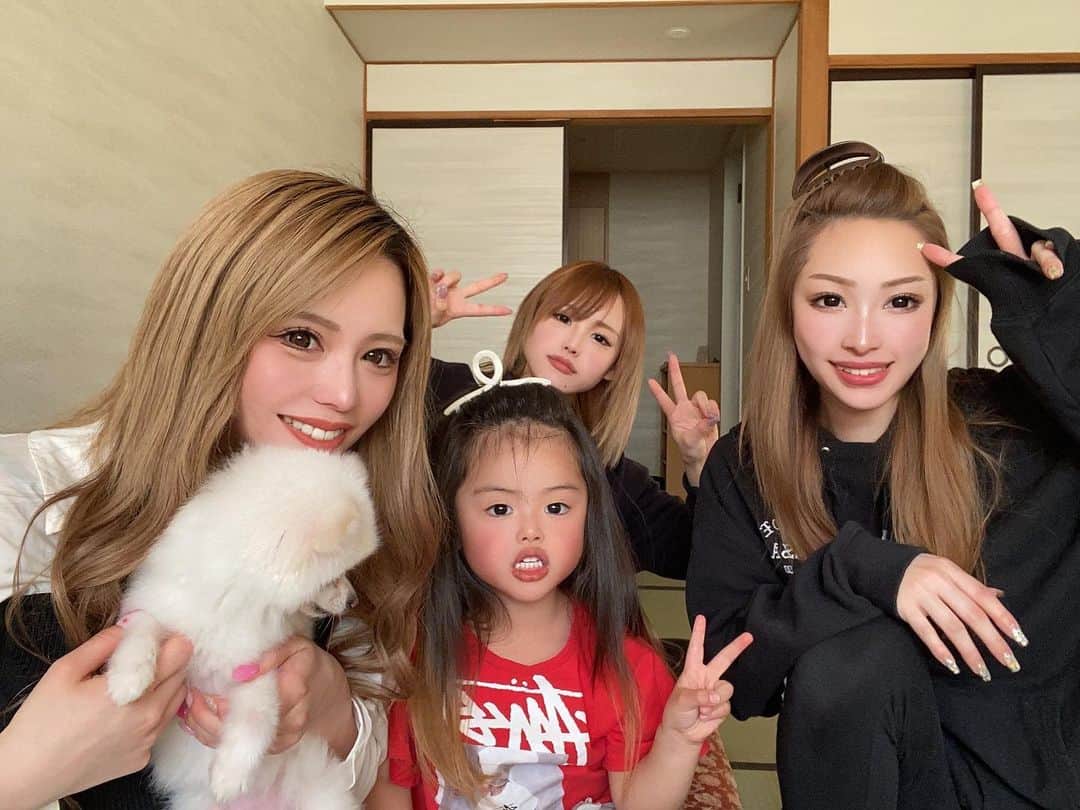 桃瀬まりあのインスタグラム：「温泉お泊まり会👧👶🐶 一緒にいたら笑いが止まらない瞬間ある 子供の体力うらやましい ルームキー全失くし チェックアウト1時間後定番 . #北海道 #札幌 #すすきの #ニュークラブ #ニュークラ  #桃瀬まりあ #クラブプレミア #キャバクラ #ホスト #東京 #六本木 #新宿 #歌舞伎町 #大阪 #北新地 #ミナミ #美尻  #ギャル #おっぱい #シャンパン #japan #Hokkaido #美容  #誕生日 #パーティ #浴衣 #キャバ嬢 #美人 #北海道旅行 #旅行」