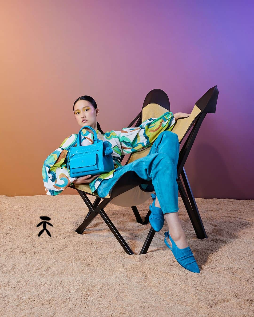 エンリーベグリンのインスタグラム：「Add a touch of color to your spring look by wearing the new Shopping pocket old iron, in soft real leather, and two front pockets.  Get it now - tap or click link in bio #HenryBeguelin #SS23 #instafashion #instastyle #womensfashion」