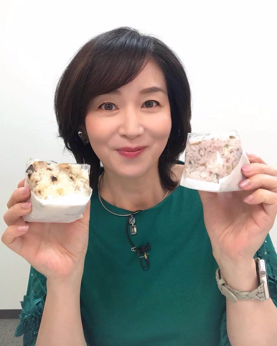 伊藤聡子さんのインスタグラム写真 - (伊藤聡子Instagram)「先週のアップ♪の衣装はHANAE MORI ALMA EN ROSEのグリーンのワンピースでした😊 差し入れの多司のおにぎりはこの日もボリューミ〜😆 ウルフィーとの写真は「美味しい〜💕」のポーズでした🤗 #メーテレアップ#アルマアンローズ#hanaemori#多司#ウルフィー#伊藤聡子」5月8日 17時30分 - satokoito73