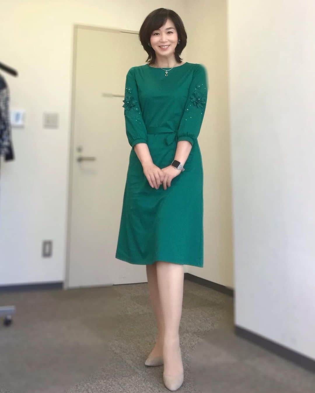 伊藤聡子のインスタグラム：「先週のアップ♪の衣装はHANAE MORI ALMA EN ROSEのグリーンのワンピースでした😊 差し入れの多司のおにぎりはこの日もボリューミ〜😆 ウルフィーとの写真は「美味しい〜💕」のポーズでした🤗 #メーテレアップ#アルマアンローズ#hanaemori#多司#ウルフィー#伊藤聡子」