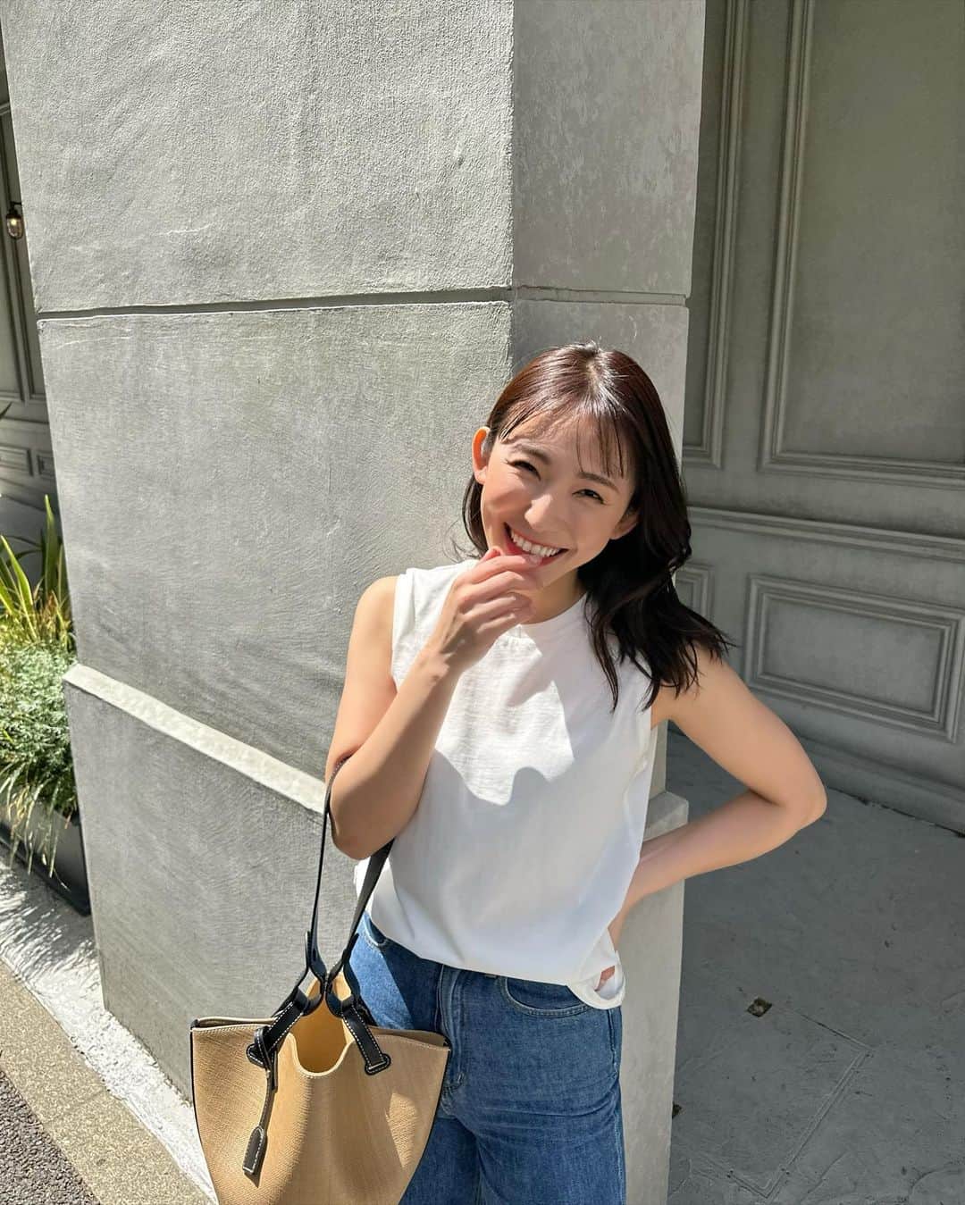 のインスタグラム：「たくましく成長した二の腕どうにかして〜  ウェーブだから上半身はずっと華奢だよね！なんて思っていたらあれま、あれまと成長を遂げた二の腕がいました！  あと1ヶ月もすれば、暑くて袖なしじゃなきゃやってられないよね〜🥺  何か良い方法ありませーん？  区役所にパスポートの更新に今日は待たされる一日だーと思っていたら、HERMESとまさかの出会い！  こちらは待たずに来てくれた〜🕊❤️ さっき写真撮ったので明日載せる！  #vasic #ヴァジック　#milaowen #ミラオーウェン  #hermes  #hermesshoes #エルメス」