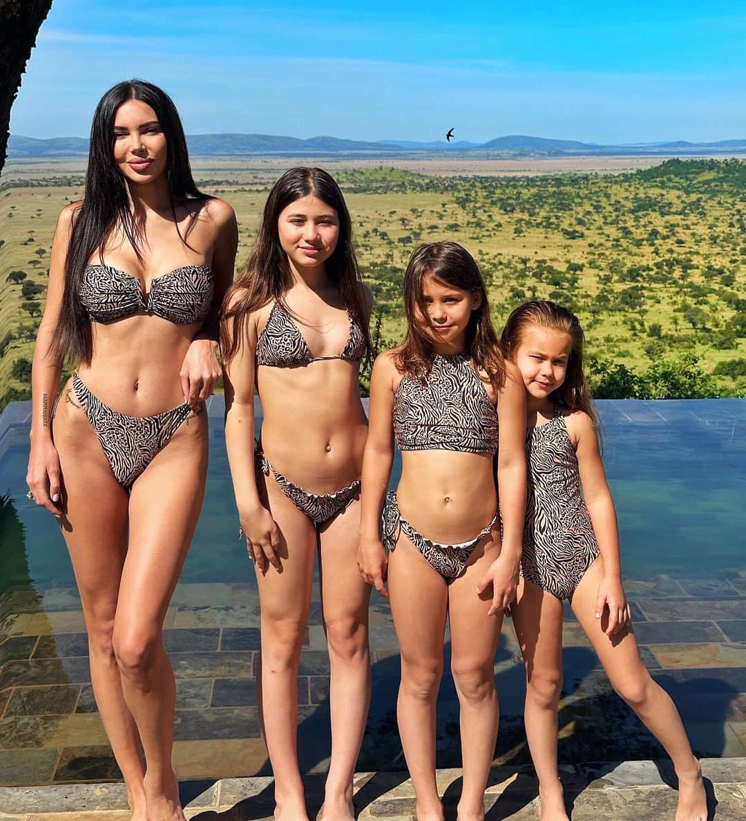 のインスタグラム：「Самые простые фоточки на айфон ,как раньше и Наша 3 Африка😍😍😍 Мы хотим возвращаться сюда снова и снова 😭🌎 Каждый раз как в первый раз ,каждое сафари это как киндер сюрприз с эмоциями и впечатлениями ))это знаете такие поездки которые ты вспоминаешь всю жизнь и бережно хранишь в своем сердце 🧡   Африку не возможно рассказать или передать фоточками и видео ,единственный вариант это почувствовать❤️поэтому я просто пожелаю каждому из вас увидеть этот нетронутый дикий мир своими глазами 😍🥹」