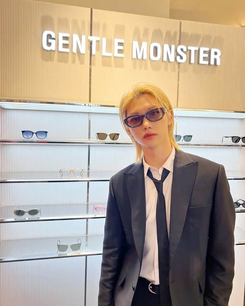 Stray Kidsさんのインスタグラム写真 - (Stray KidsInstagram)「Gentlemonster in Osaka Hankyu Umeda 🖤 🕶️  ありがとう🤍🙏 #AD #felix #gentlemonster」5月8日 17時34分 - realstraykids