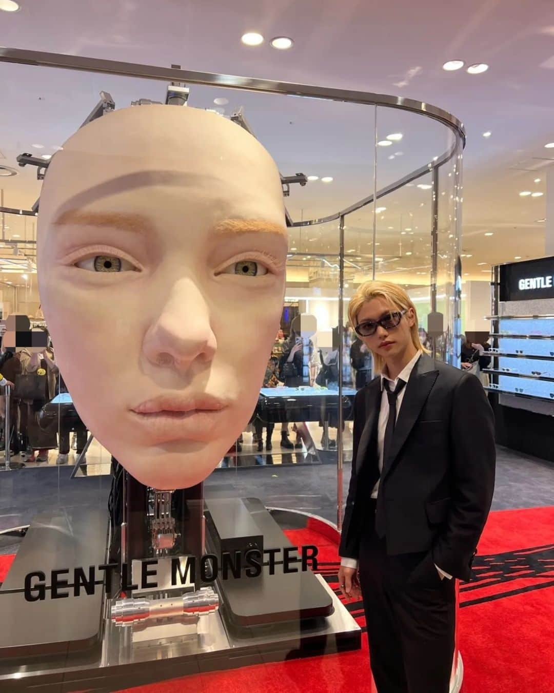 Stray Kidsさんのインスタグラム写真 - (Stray KidsInstagram)「Gentlemonster in Osaka Hankyu Umeda 🖤 🕶️  ありがとう🤍🙏 #AD #felix #gentlemonster」5月8日 17時34分 - realstraykids