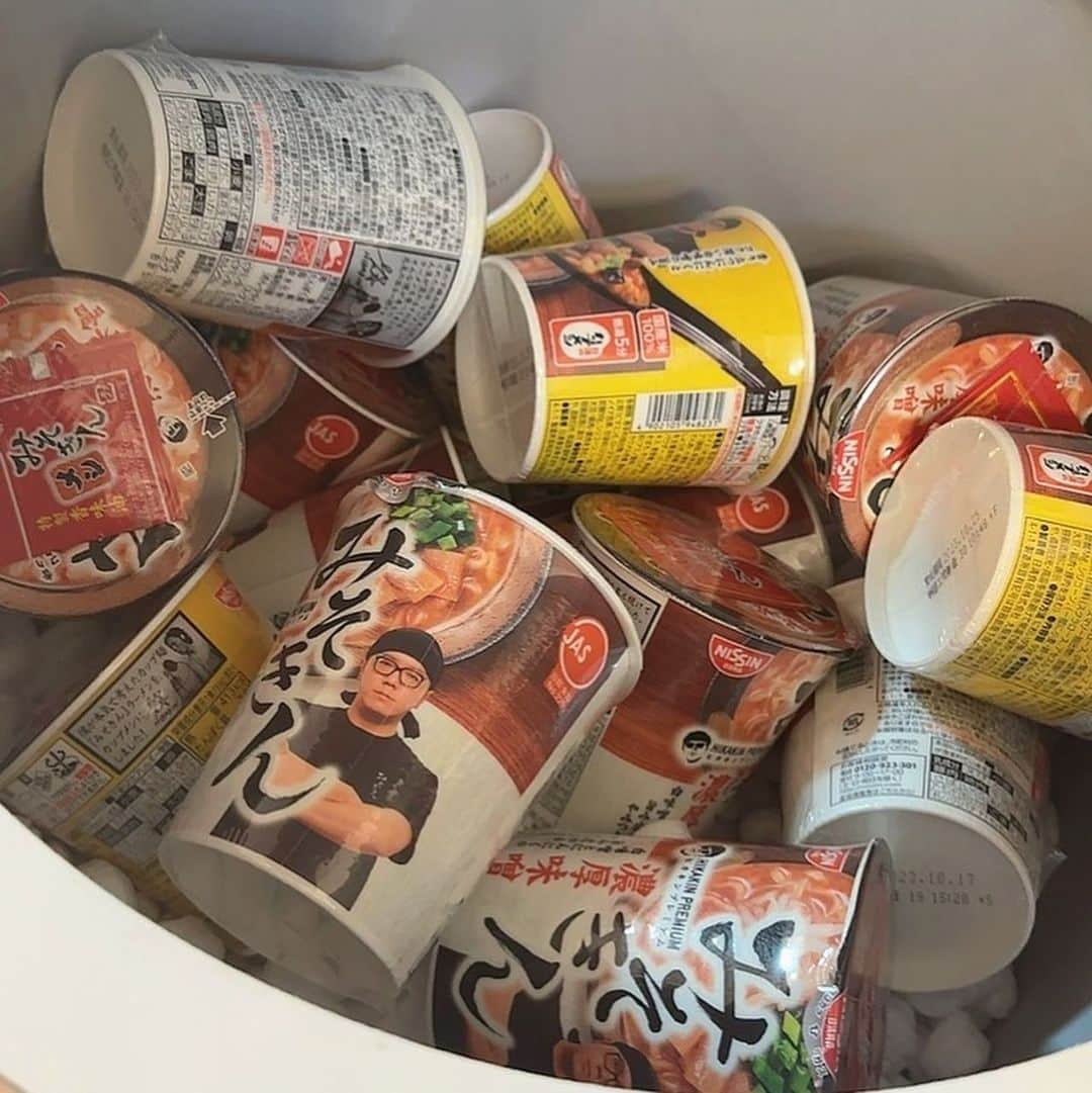 まあたそさんのインスタグラム写真 - (まあたそInstagram)「HIKAKINさんからデッカイの届いた- ̗̀🍜 ̖́- みそきん美味しすぎた🙈✨ そろそろお店で買えるようになるんかな？💭絶対買い足す🫶 Tシャツも人形も届いて りんちゃんは狂喜乱舞でした🏁 ありがたいいい！！！ みんなも食べてみてー！！！」5月8日 17時34分 - 5m91r