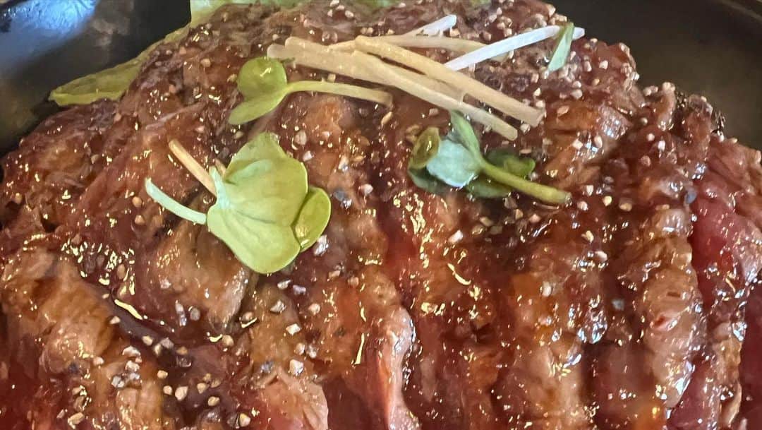 吉岡世起さんのインスタグラム写真 - (吉岡世起Instagram)「トレーニングしてステーキ丼でリカバリー🍖 肘の痛みにより先週のMAXは越えられなかったけど、パワーは上がってきてる感じ💪 絞るのに慣れ過ぎて気を抜くとカロリーが足りないことが多いので気をつけよう  来週は後楽園ですね〜 GLG初体験 どうなるか楽しみ」5月8日 17時58分 - seikiyoshioka