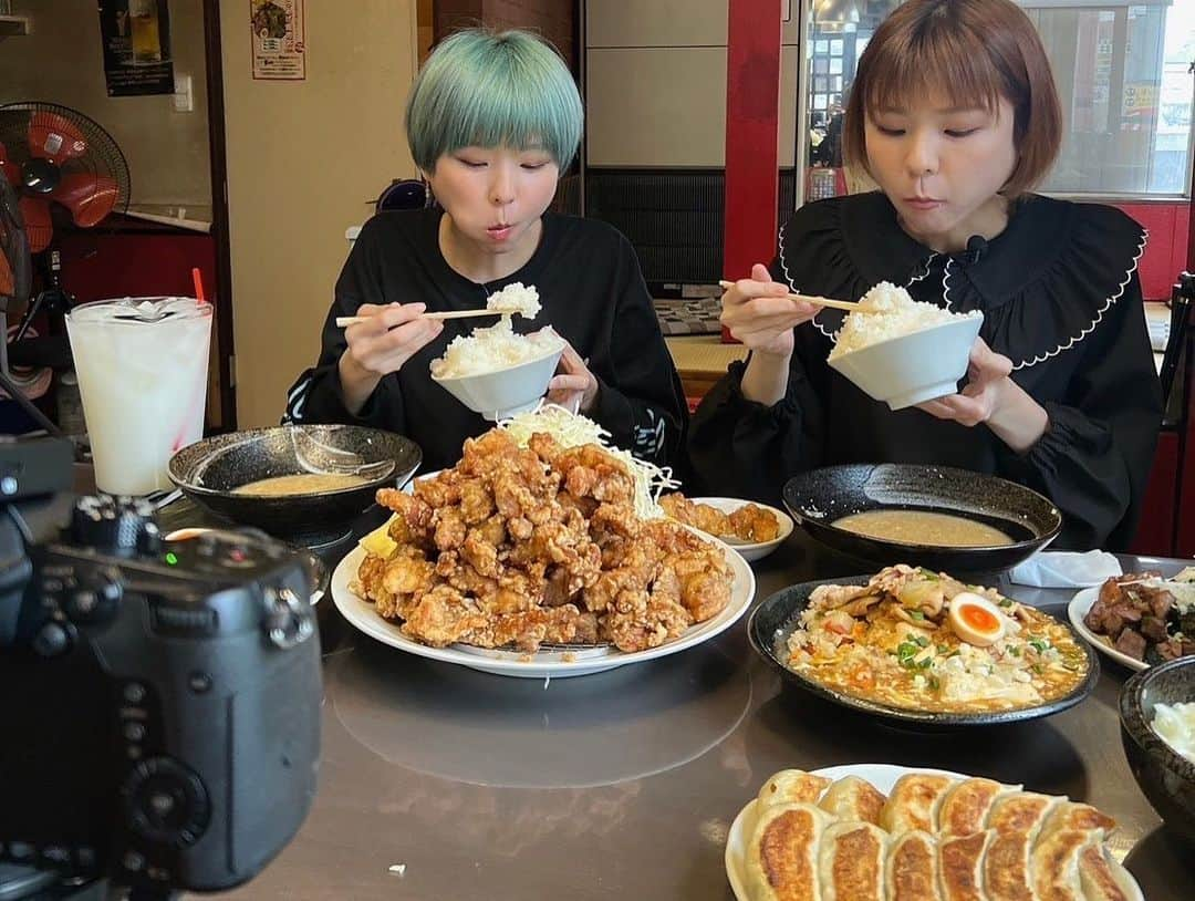 あこさんのインスタグラム写真 - (あこInstagram)「撮影風景🐿️🍒 マネージャーさんが撮ってくださる写真はいつも自然体で美味しい時の表情が激写されている。目も鼻の穴もかっ開いている。それくらい蝦夷さんは美味しいのである！机の上に幸せいっぱいで笑顔が弾けています。 #二代目蝦夷 #町中華 #デカ盛り #デカ盛りグルメ #デカ盛りの店 #大食い #大食い女子 #はらぺこツインズ #大胃王 #xgirl #milkfed #milkfedjp」5月8日 17時58分 - harapeko__ako