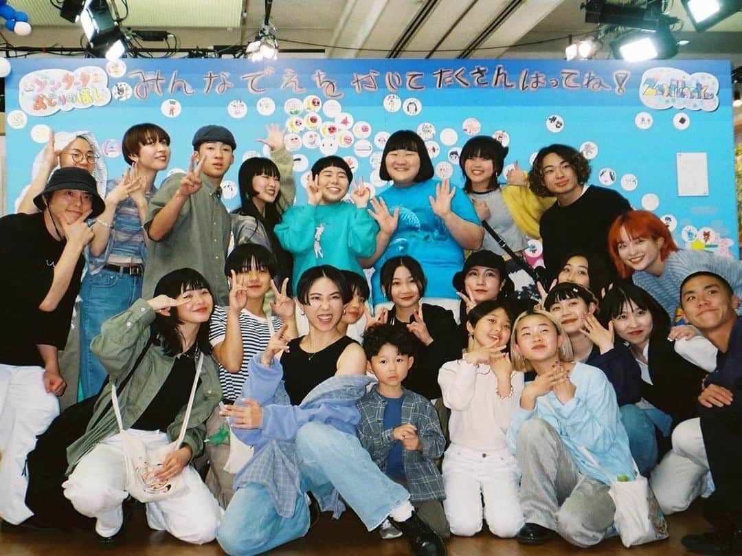 yurinasiaのインスタグラム：「改めて！ jABBKLABのダンス番組 NHK Eテレ ゾンターク〜おどりのほし〜 公開収録イベントご来場の皆様ありがとうございました！！  満員御礼🙏🏻🙏🏻  そして天才てれびくんのステージではゲストでネクタリン🍑を一緒にみんなで踊れて最高でした！  jABBKLABのメンバー、天てれ戦士のテッショウとレイ！ スタッフの皆様ありがとうございました！！🥲❣️  そしてヨネダ2000の誠ちゃん愛ちゃんも、ゲストのKENZOさんも… 感謝でございます。  これからも良い番組になるようにjABBKLAB一同気を引き締めて頑張るぞ🔥🤛🏻」