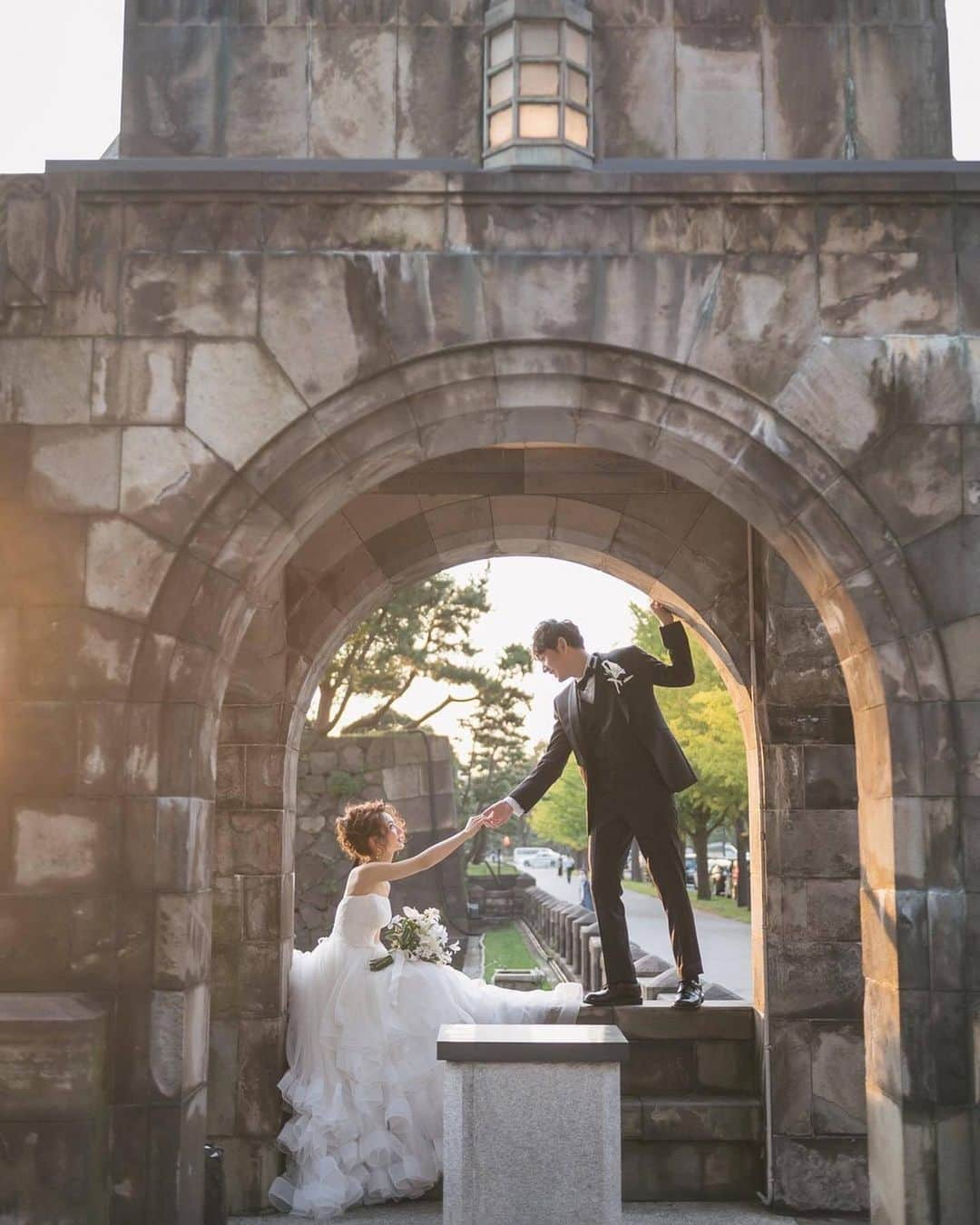 ラヴィ•ファクトリーさんのインスタグラム写真 - (ラヴィ•ファクトリーInstagram)「. 【写真で叶える結婚式】 . 東京の街並みで叶える ロケーションウェディングフォト✨ ドレスを着ての街並みで撮影するので 非日常を感じられて楽しみながら撮影できます♩  . —————— ラヴィファクトリー: @tokyo_laviephotography AREA:JAPAN,TOKYO —————— @laviefactoryをフォローして #laviefactory #ラヴィファクトリー のハッシュタグをつけて お写真を投稿してみてくださいね✳︎ . こちらの公式IG（@laviefactory） で取り上げさせていただきます✨ . 思わず笑顔になれるハートのある 「家族写真」はラヴィクルール* >>>@laviecouleur_official . #wedding #weddingphotography #photo  #ハートのある写真 #instawedding #結婚写真 #ウェディング #ウェディングフォト #撮影指示書 #ロケーションフォト #前撮り#写真好きな人と繋がりたい #フォトウェディング #卒花 #後撮り #ウェディングニュース #前撮り小物 #前撮りフォト #前撮りアイテム #ウェディング撮影 #撮影構図 #前撮りアイディア #撮影指示書 #花嫁コーディネート #ウェディングドレス #街中フォト #街中ウェディングフォト #タウンフォト」5月8日 17時53分 - laviefactory