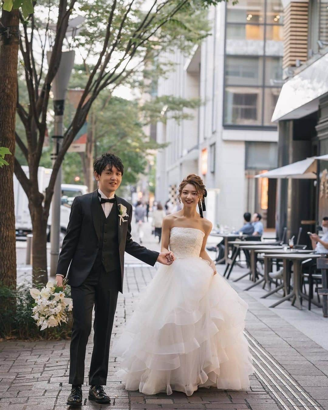 ラヴィ•ファクトリーさんのインスタグラム写真 - (ラヴィ•ファクトリーInstagram)「. 【写真で叶える結婚式】 . 東京の街並みで叶える ロケーションウェディングフォト✨ ドレスを着ての街並みで撮影するので 非日常を感じられて楽しみながら撮影できます♩  . —————— ラヴィファクトリー: @tokyo_laviephotography AREA:JAPAN,TOKYO —————— @laviefactoryをフォローして #laviefactory #ラヴィファクトリー のハッシュタグをつけて お写真を投稿してみてくださいね✳︎ . こちらの公式IG（@laviefactory） で取り上げさせていただきます✨ . 思わず笑顔になれるハートのある 「家族写真」はラヴィクルール* >>>@laviecouleur_official . #wedding #weddingphotography #photo  #ハートのある写真 #instawedding #結婚写真 #ウェディング #ウェディングフォト #撮影指示書 #ロケーションフォト #前撮り#写真好きな人と繋がりたい #フォトウェディング #卒花 #後撮り #ウェディングニュース #前撮り小物 #前撮りフォト #前撮りアイテム #ウェディング撮影 #撮影構図 #前撮りアイディア #撮影指示書 #花嫁コーディネート #ウェディングドレス #街中フォト #街中ウェディングフォト #タウンフォト」5月8日 17時53分 - laviefactory