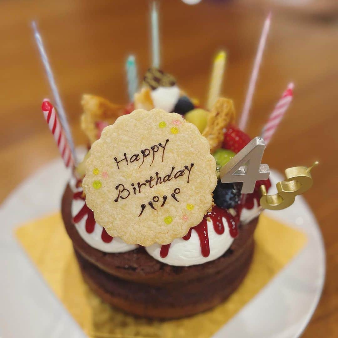 本田朋子さんのインスタグラム写真 - (本田朋子Instagram)「5月7日は主人の43歳の誕生日。  遠征から帰ってくるまでに、お花やバルーンを買ったり、お手紙書いたり、息子とバタバタと準備。 主人の帰りは息子の寝かしつけの時間くらいだったのですが、どうしても当日一緒にケーキを食べたいと息子から熱い要望があったので、先にお風呂に入ってオールスタンバイ。  お花と手紙を玄関に置いて、一つ目のサプライズ。 そして、パパが入ってきたらクラッカーを鳴らして、『おめでとー！』と大きい声で二つ目のサプライズを計画。 何度もリハーサルしました。 そして、いざ本番。 クラッカーのタイミングは遅れちゃったけど、パパがびっくりしてくれたから、サプライズ成功ということで♡  43歳おめでとう！ これからも家族みんなで応援していくよ！」5月8日 18時07分 - tomoko_honda_official_phonics