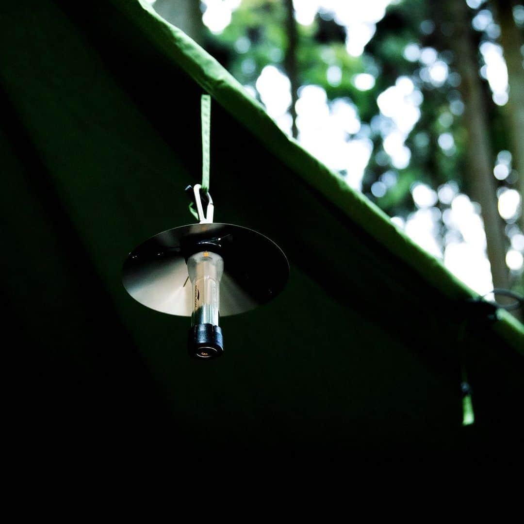 キャンプ情報サイト［ランタン］さんのインスタグラム写真 - (キャンプ情報サイト［ランタン］Instagram)「CAMP SMILE STYLE ／ 初張りのソロテントで楽しむミリタリースタイル。 今日もゆったり快適なソロキャンプ ＼ いろんなキャンパーのキャンプスタイルを現地取材と一般キャンパーからの投稿で数多く掲載してます。 . . 詳しくは @lantern.camp webサイトをご覧ください . . #camp #camping #camplife #outdoor #travel #trip #lantern_smile #キャンプ #キャンプ用品 #アウトドア #テント #自然 #旅行 #キャンプ初心者 #キャンプ好きな人と繋がりたい #アウトドア好きな人と繋がりたい #camper #外遊び #キャンプスタイル #かぶとの森テラス #ソロキャンプ #ソロキャン #SoomLoom #スームルーム #焚き火台 #焚き火 #初張り #フェザースティック」5月8日 18時00分 - lantern.camp