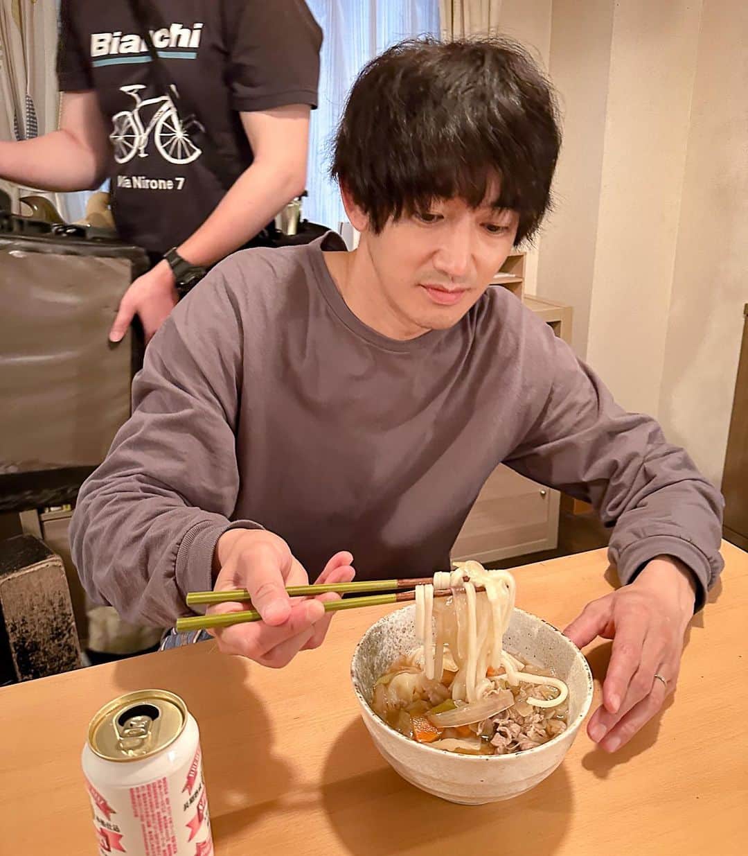 あなたがしてくれなくてものインスタグラム：「． 🫧オフショットをお届け🫧  第４話から 病み上がりのみちに 陽一が作ったうどんを ２人で食べるシーン🍲✨  カメラにちょっとテレ気味の？ #永山瑛太 さんを📸  Twitterでは #奈緒 さんのお写真を公開❕  #あなたがしてくれなくても   📣４話 #TVer 見逃し無料配信は 　　次回放送の5/11（木）まで❗️ 　　まだの方ももう一度見たい方も 　　お見逃しなく👀✨ 📺１〜３話も変わらず無料配信中 　　プロフィール欄のリンクからチェック！」