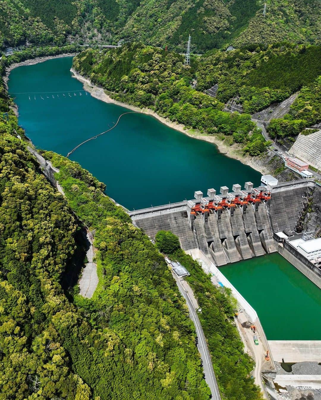 Visit Wakayamaのインスタグラム：「. Spring greens! Just looking at the clean, emerald waters of the Hidaka River at at Tsubayama Dam is refreshing. 📸 @banco0416 📍 Tsubayama Dam, Wakayama」