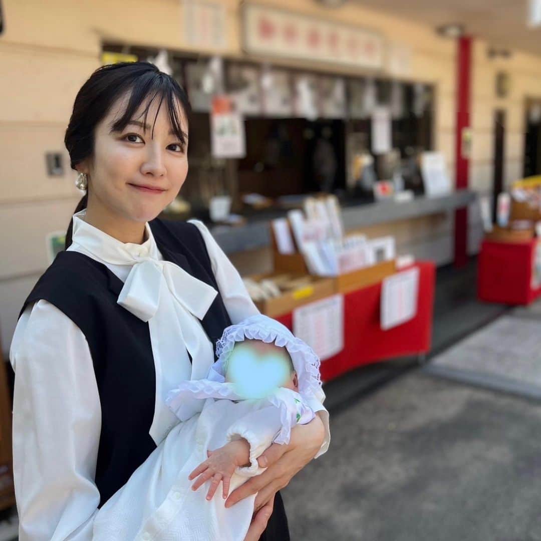 滝菜月のインスタグラム：「妊娠中に12kg増え🤰 約3kgのベビー誕生&胎盤や羊水等が出ていったはずなのに、産後2kgしか体重が減りませんでした🫢なぜ!!?  主な原因は自分の靴が入らないほどのむくみでした。 退院時は足の甲や指先までパンパンにむくんでいて、無理矢理靴に足を詰め込んでギッチギチで帰宅。笑  産後1ヶ月が経ち、むくみがおさまると徐々に体重も減っていきましたが、ベビーに隠してもらっているお腹に妊娠中のお土産がたーっぷり残っています😂  ベビーの為にご飯はしっかり食べて、無理のないストレッチから始めようかなぁ。 コメント参考にさせてもらいます✨  脱・スヌーピーのお腹!!笑  #出産レポ」