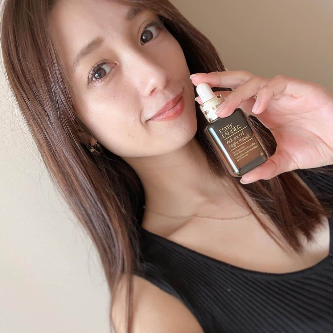 広瀬未花のインスタグラム：「お気に入りで長く愛用している 美容液の一つは....  @esteelauder  エスティ ローダー売上 No.1の美容液【アドバンス ナイト リペアSMR コンプレックス】  昼は乾燥などの外的要因から肌を守り、夜は潤いを補給する美容液♪ 素肌にスッと馴染んでくれてお肌の強い味方🖤  マイクロエッセンスローションと一緒に使うと完璧👌✨  ゴルフで日焼けしているので、 スキンケア頑張ります！」
