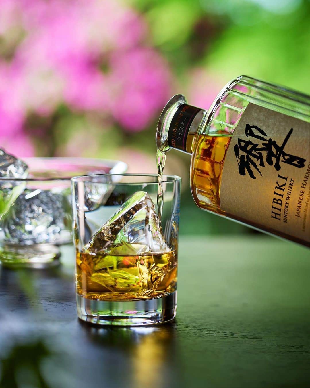 響 | SUNTORY WHISKY HIBIKIさんのインスタグラム写真 - (響 | SUNTORY WHISKY HIBIKIInstagram)「. HIBIKI TIME ～二十四節気・立夏～  新緑を映した琥珀が煌めいて。 The glittering amber whisky reflects the fresh green.  #hibiki #響 #hibiki_time #二十四節気 #24seasons #立夏 #rikka #withnature #庭 #garden #グラス #バカラ #baccarat」5月8日 18時03分 - suntorywhisky_hibiki