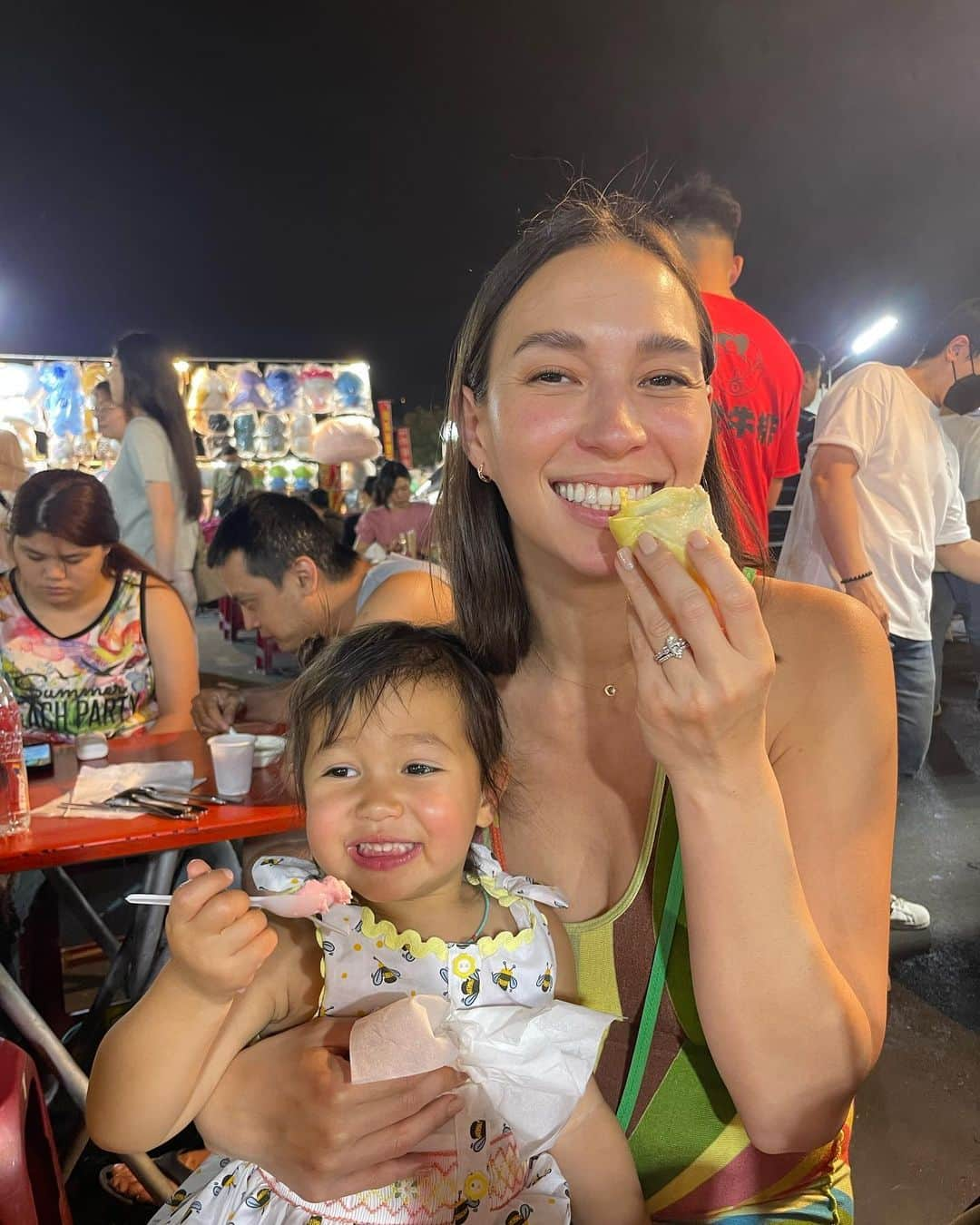 Livさんのインスタグラム写真 - (LivInstagram)「熱鬧 ! Taiwan night markets are hot, busy, and delicious! My fave is guava with plum powder, stinky tofu (the blue cheese of tofu:), durian (king of fruits!), fried chicken cutlet (炸雞排) and papaya milk! Is it a baby belly or a full belly 🤷🏻‍♀️🤰🏻😆✨❤️」5月8日 18時04分 - livlogolding