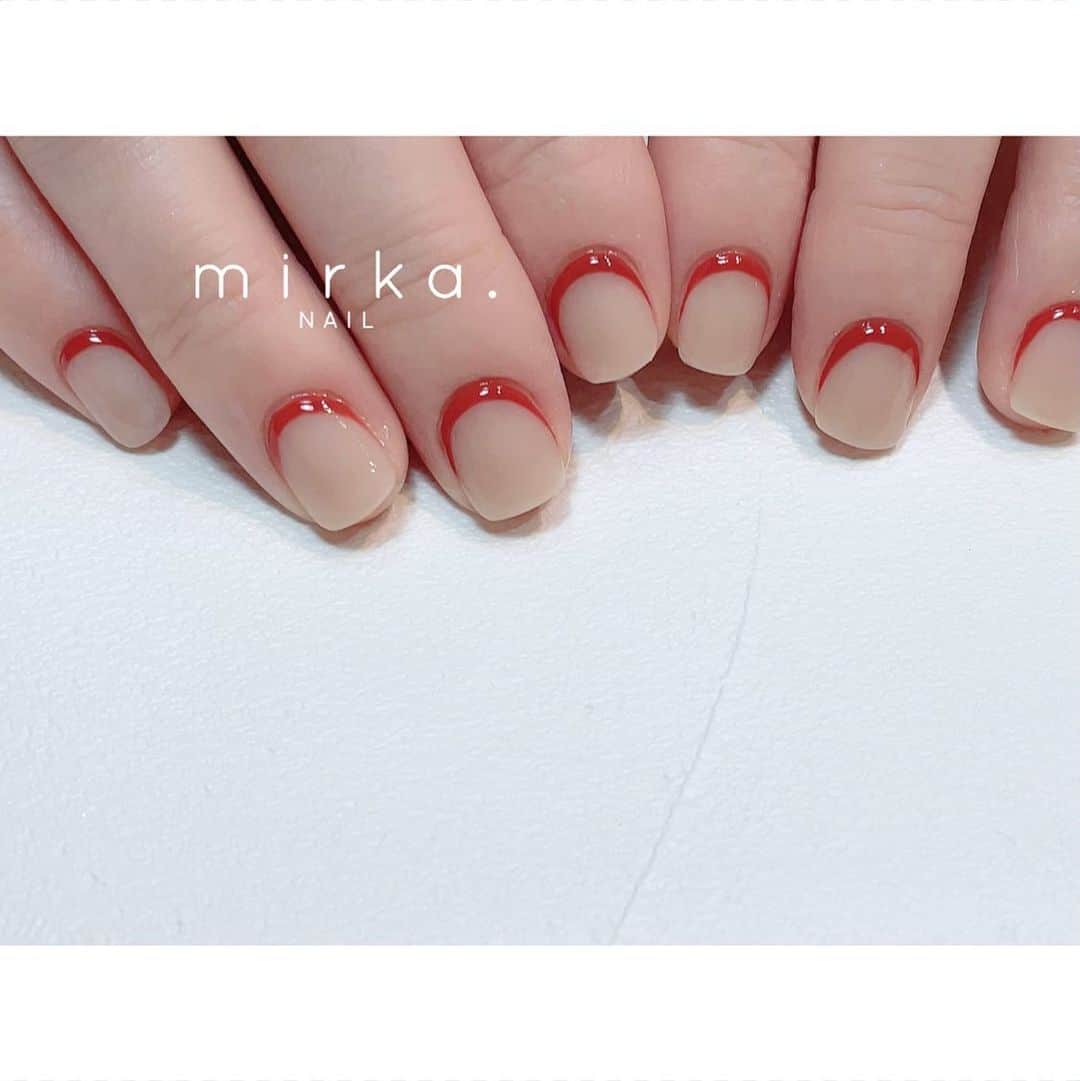mirka. NAIL(ミルカネイル)のインスタグラム：「⁡ ⁡ ⁡ 根元にポイントのある 個性派デザイン𓅿 ⁡ ⁡ ⁡ ………………………………………………………… ⁡ ご予約、お問い合わせは LINE ID⇒ @mirka.nail (@含む)まで。 ⁡ ご新規様はハイライトの「ご案内」と「ご予約方法」を必ずお読みいただいてからご予約くださいますようお願いいたします。 空き状況や詳細はLINEの投稿からご確認ください。 ⁡ ⁡ ⁡ ⁡ #mirkanail#nails#nail#nailart#naildesign #ショートネイル#ネイルアート#ネイルデザイン#ネイル#大人ネイル#シンプルネイル#オフィスネイル#ニュアンスネイル#ナチュラルネイル#カジュアルネイル#ショートネイルデザイン#美甲#春ネイル#春ネイル2023 #プライベートサロン#プライベートネイルサロン#東京ネイルサロン#東京ネイル#江東区ネイルサロン#森下#清澄白河 ⁡」